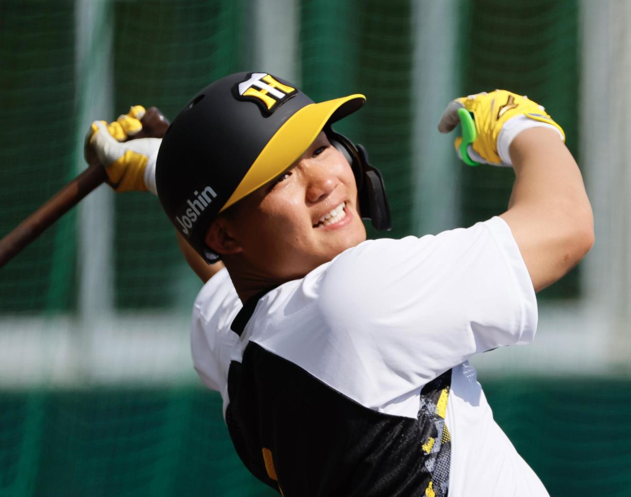 阪神春季キャンプ　ロングティーをする森下（撮影・藤尾明華）＝2024年2月2日、バイトするならエントリー宜野座スタジアム