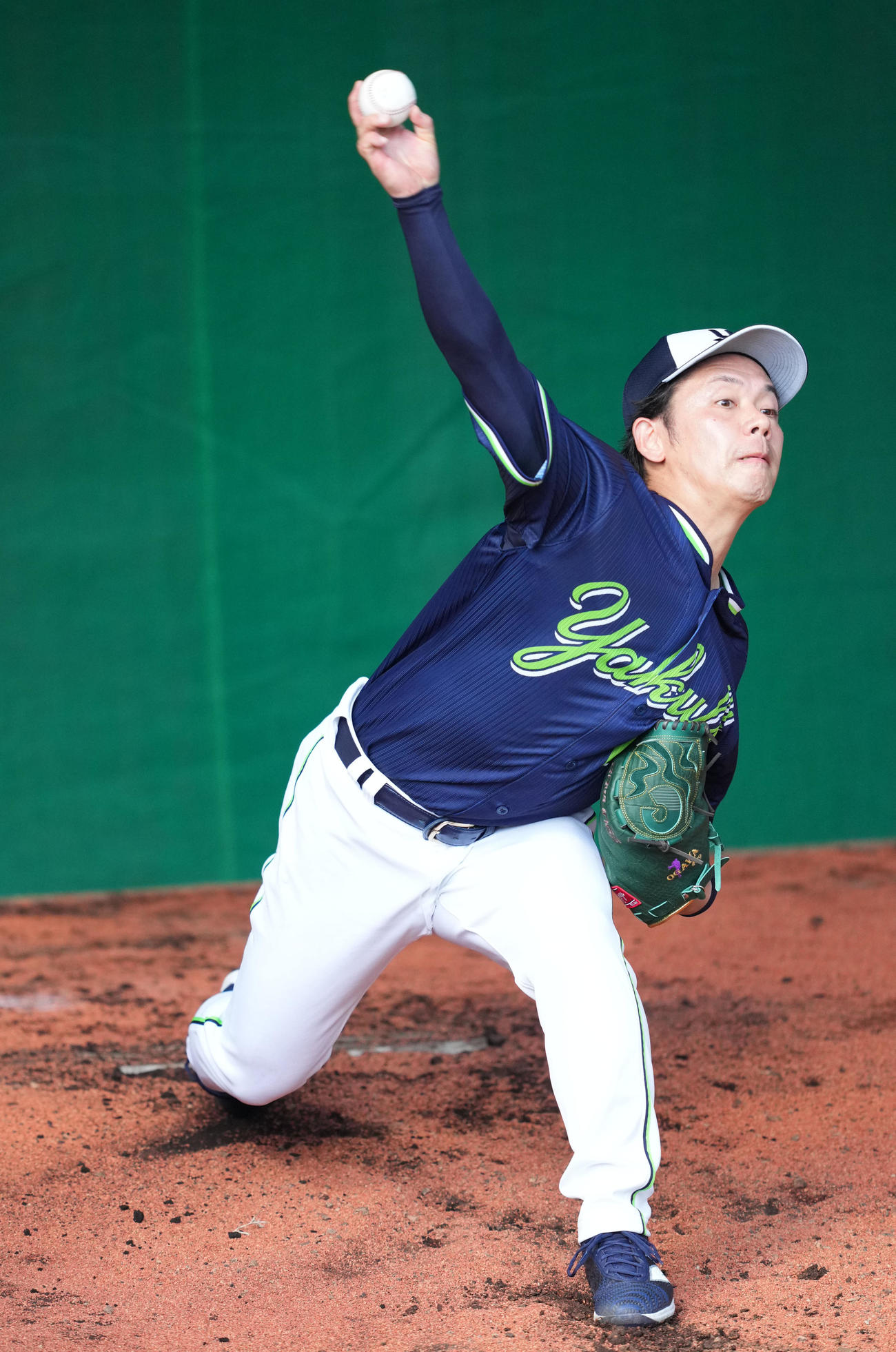 ブルペンで投球練習するヤクルト小川（撮影・横山健太）