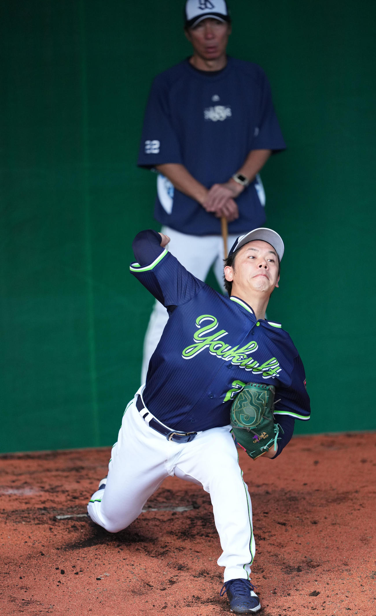 ヤクルト高津監督が見つめる中、ブルペンで投球練習する小川（手前）（撮影・横山健太）