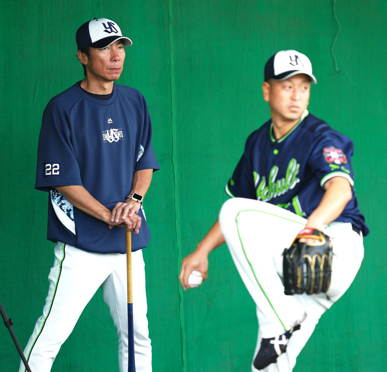 ブルペンで投球練習するヤクルト宮川（右）を見つめる高津監督（撮影・横山健太）