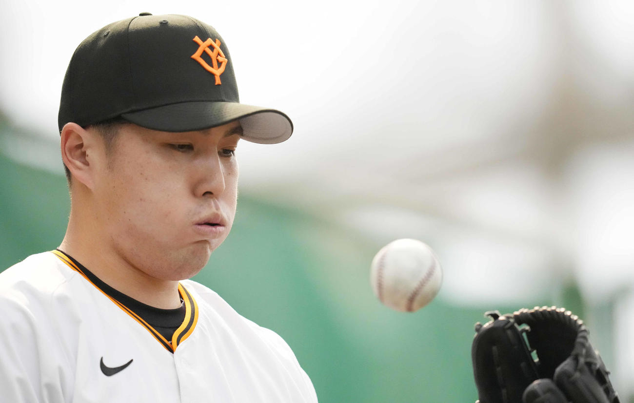 ブルペンでの投球の合間に息をはく巨人馬場（撮影・鈴木みどり）