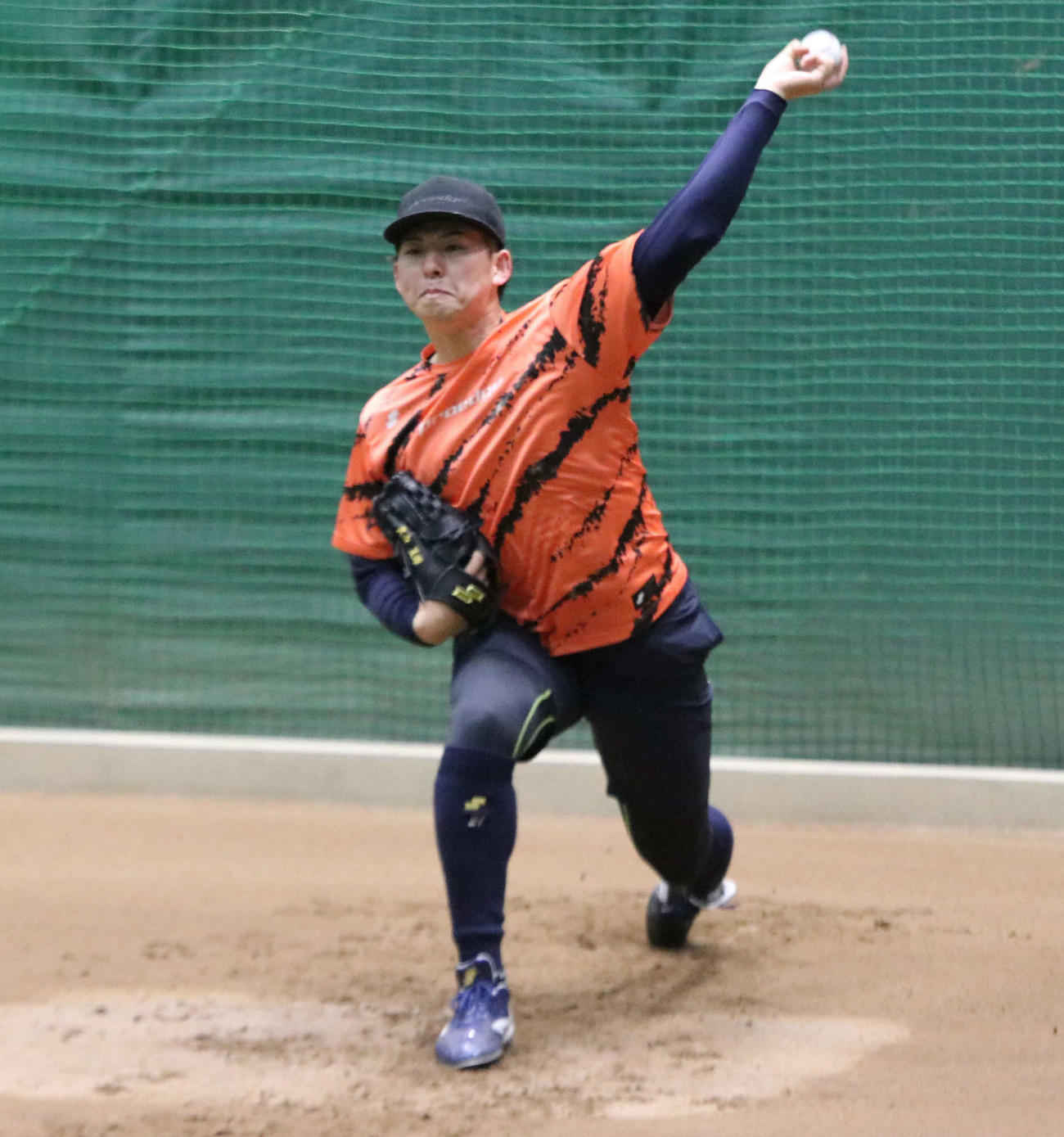 ブルペン入りした西武ドラフト1位の武内（撮影・山崎純一）