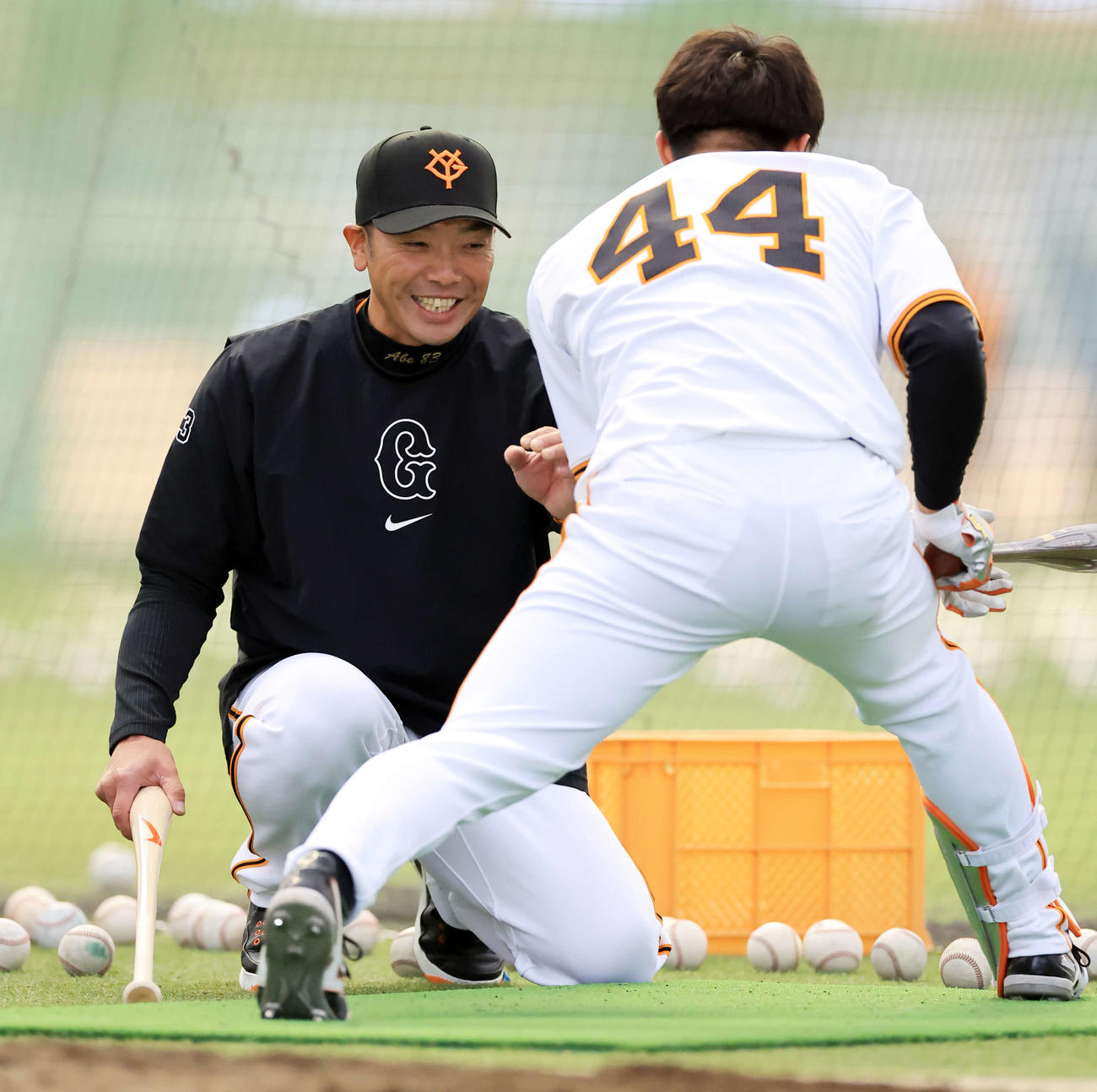 マンツーマンで巨人佐々木（手前）を打撃指導する阿部監督（撮影・浅見桂子）