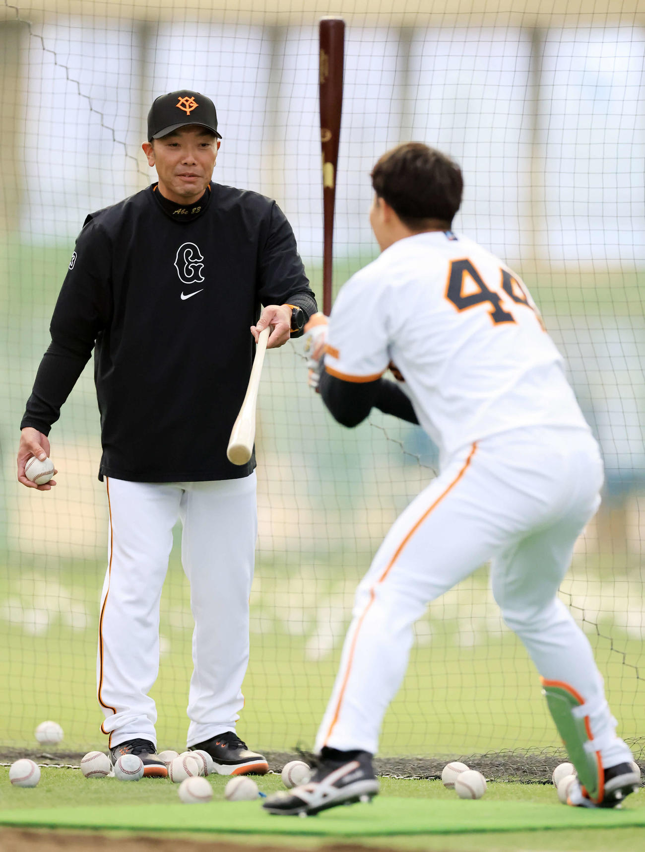 マンツーマンで巨人佐々木（手前）を打撃指導する阿部監督（撮影・浅見桂子）