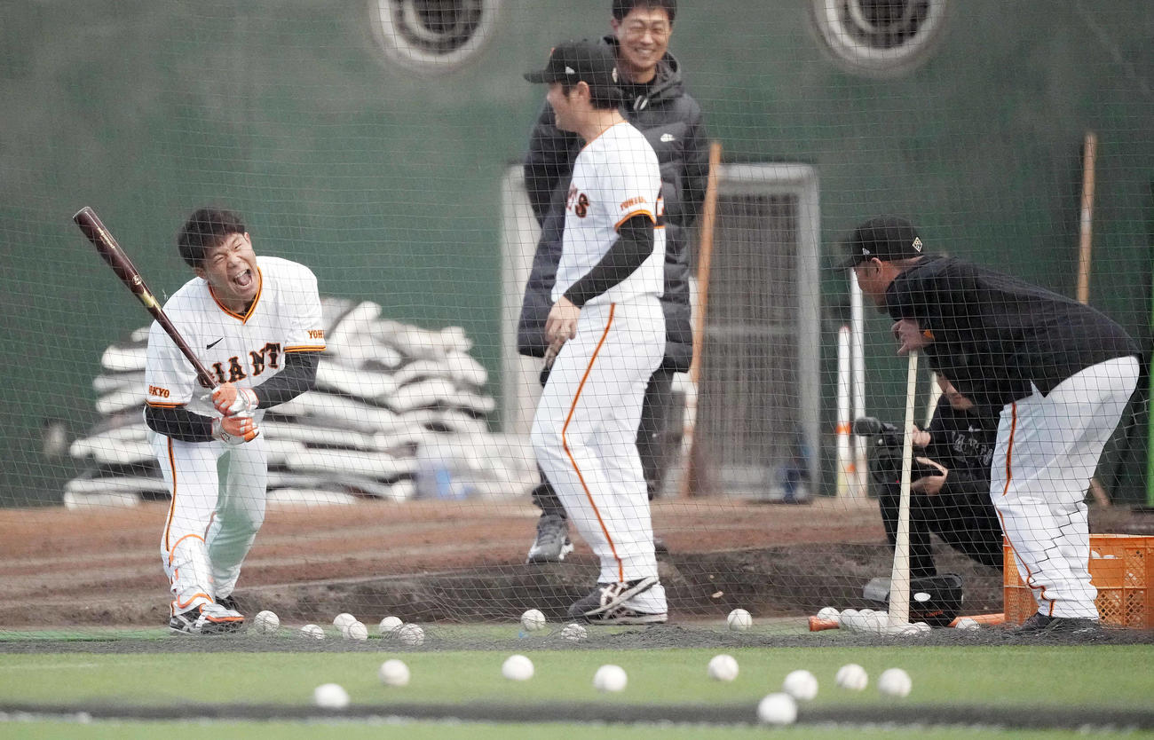打撃練習で阿部監督（右）から直接指導を受け、苦悶（くもん）の表情を浮かべる巨人佐々木（撮影・鈴木みどり）
