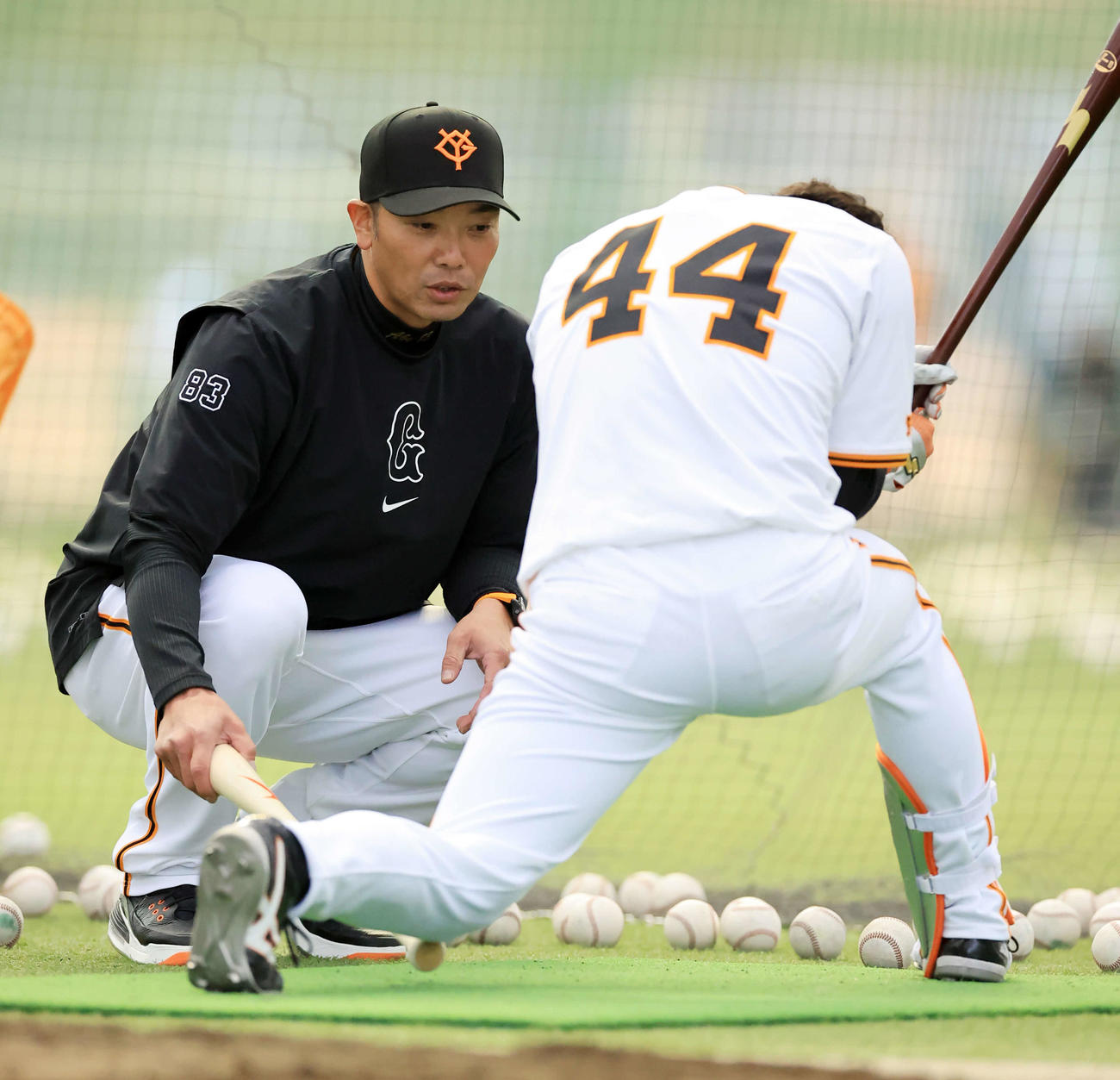 マンツーマンで巨人佐々木（手前）を打撃指導する阿部監督（撮影・浅見桂子）