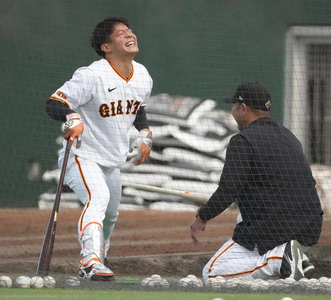 打撃練習で阿部監督（右）から指導を受け悲鳴を上げる！？　巨人佐々木（撮影・鈴木みどり）