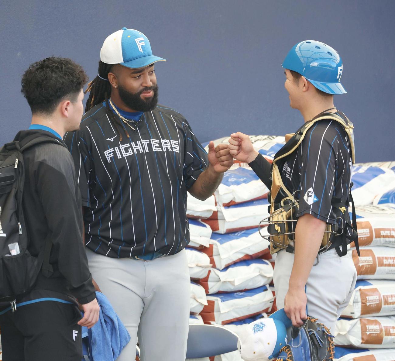 ブルペンで投球後、清水とタッチするザバラ（撮影・黒川智章）