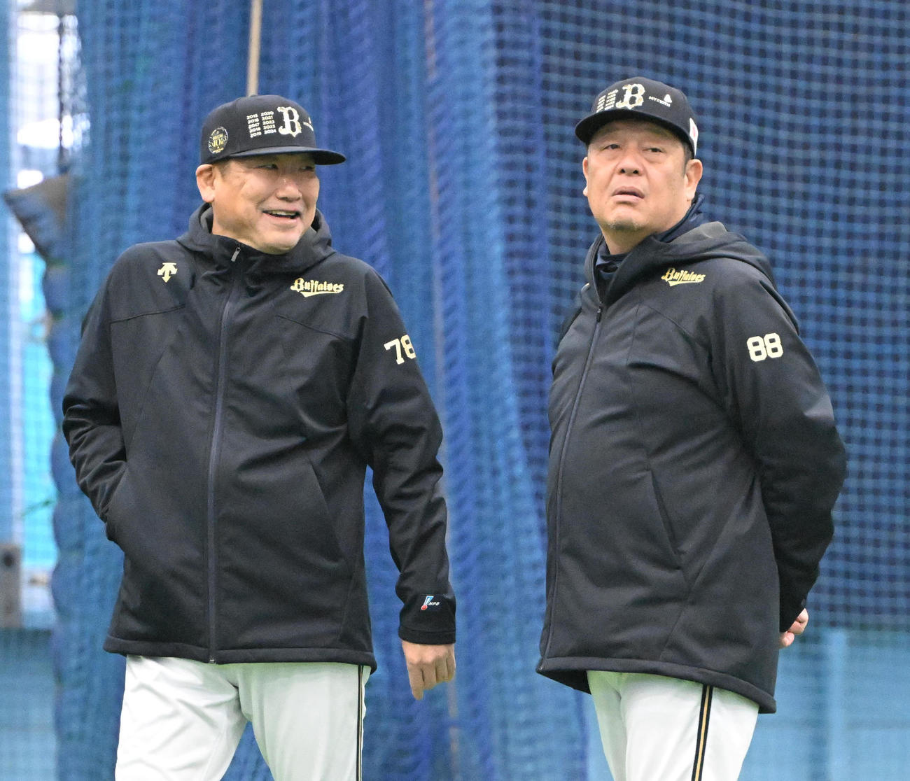 笑顔で練習を見守るオリックス中嶋監督、右は水本ヘッドコーチ（撮影・和賀正仁）