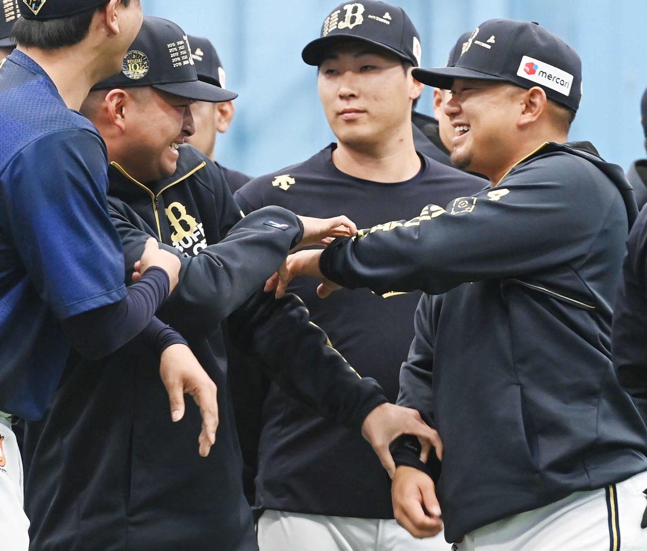 顔が似ていると言われているオリックス森（右）と小木田。セレモニーで整列する際には笑顔でつかみあい、まるで兄弟げんかの様相でした（撮影・和賀正仁）