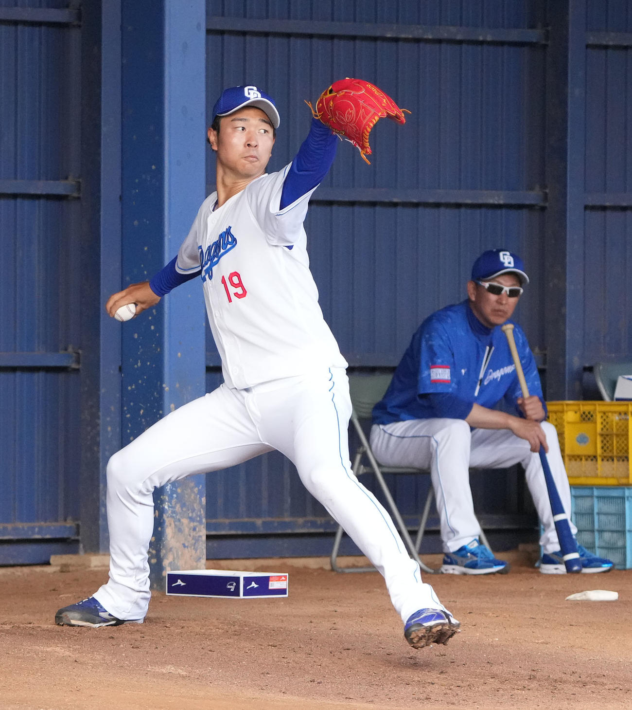 ブルペンで投球練習をする高橋宏（左）右は立浪監督（撮影・森本幸一）