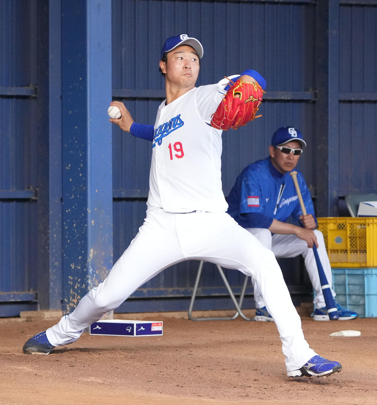 ブルペンで投球練習をする高橋宏（左）右は立浪監督（撮影・森本幸一）