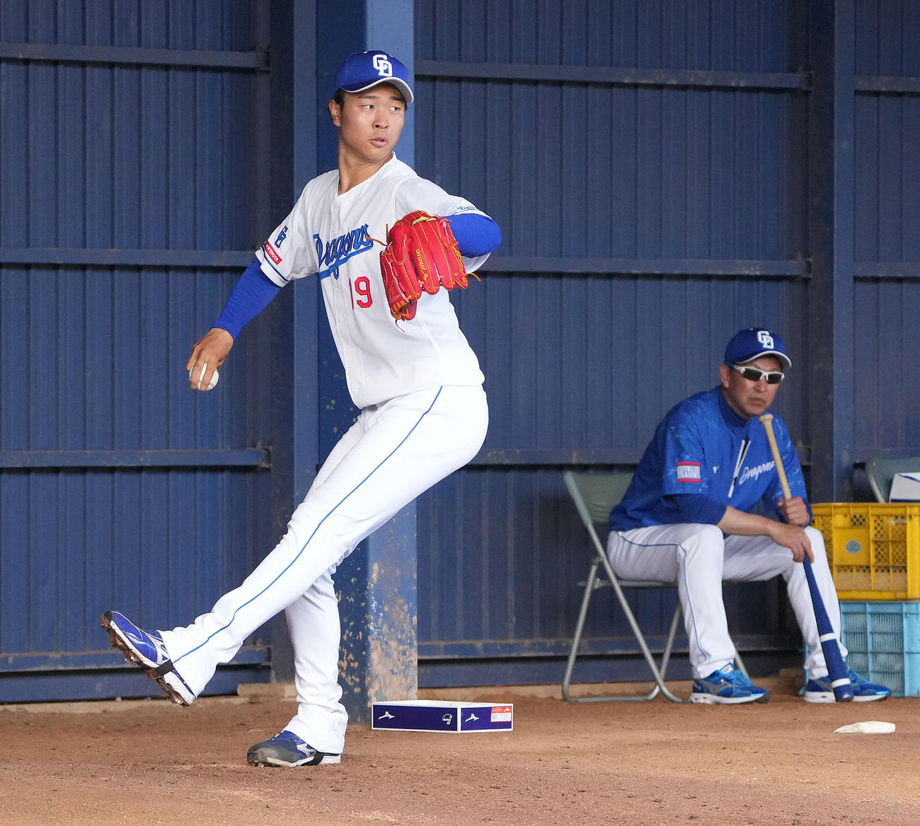 ブルペンで投球練習をする高橋宏（左）右は立浪監督（撮影・森本幸一）
