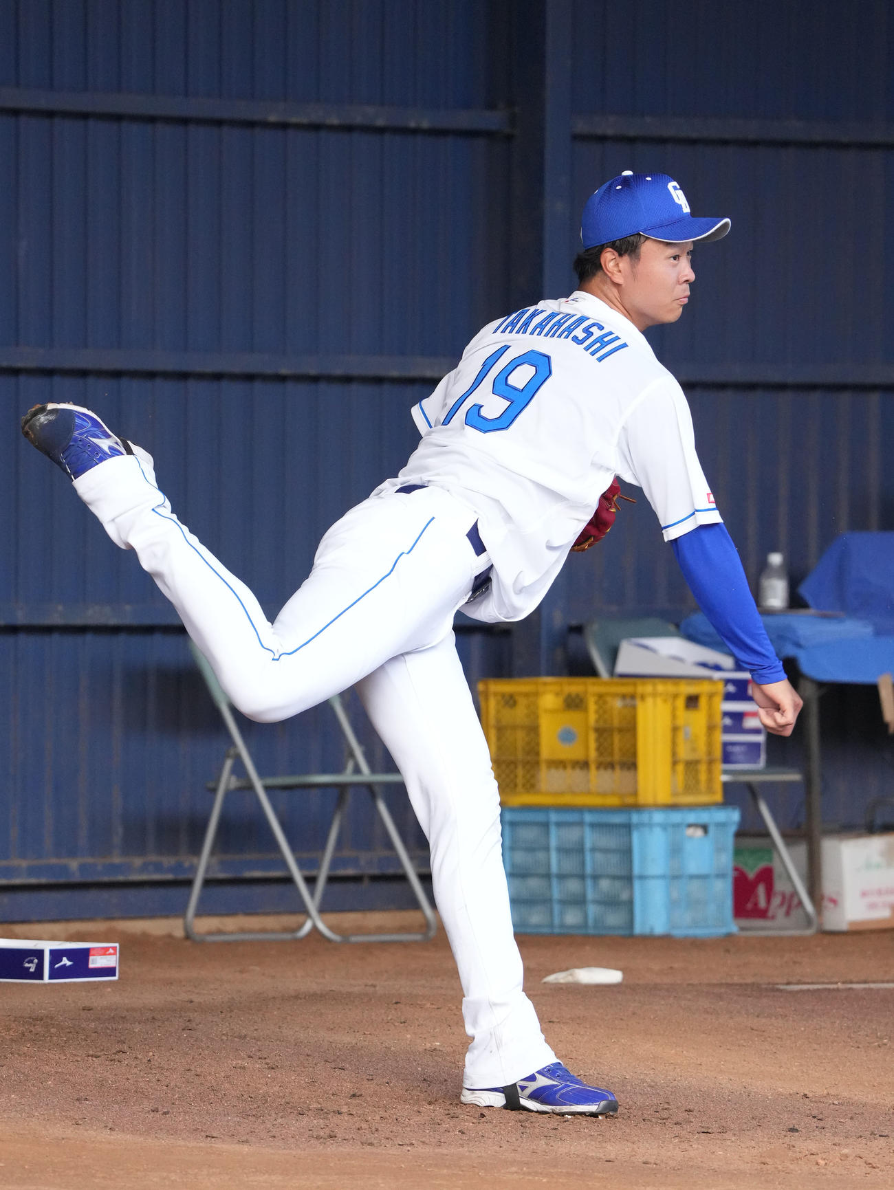 ブルペンで投球練習をする高橋宏（撮影・森本幸一）