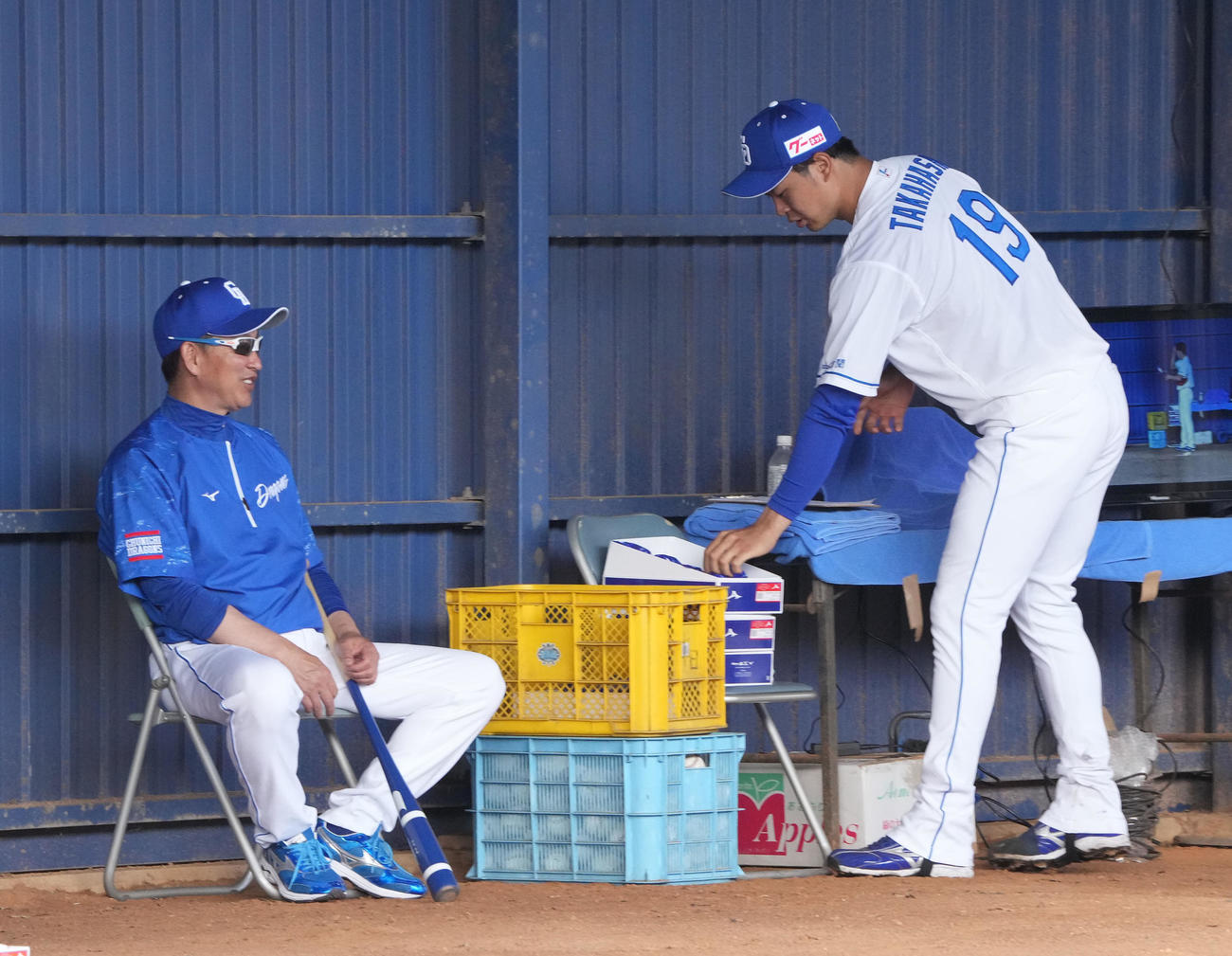 ブルペンで高橋宏を見つめる立浪監督（左）（撮影・森本幸一）