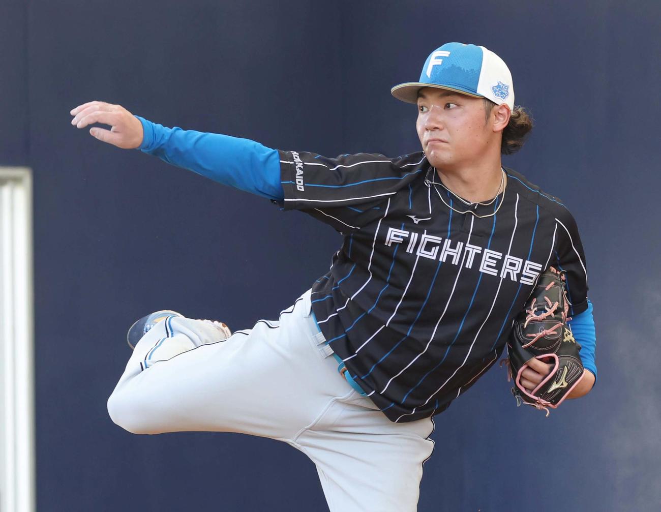 ブルペンで投球する日本ハム伊藤（撮影・黒川智章）