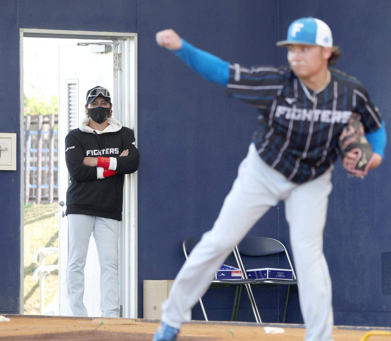 ブルペンで投球する伊藤を見つめる新庄監督（撮影・黒川智章）