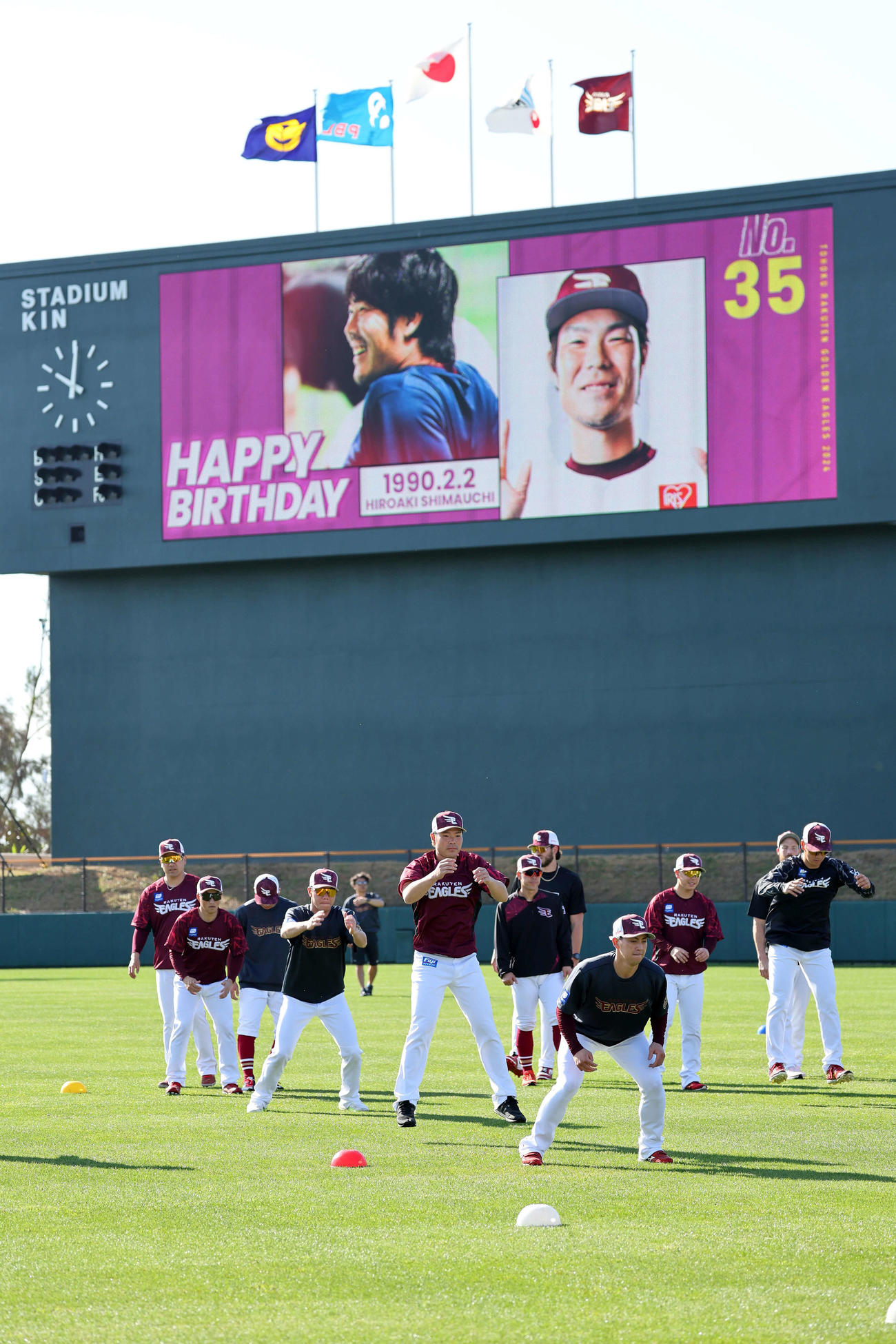 誕生日を迎えた楽天島内（中央）（撮影・鈴木正人）