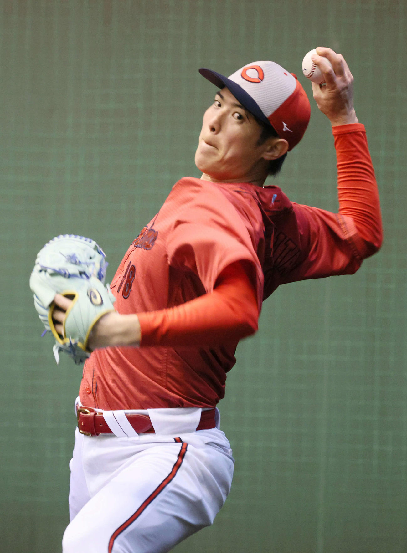 ブルペンで投げる広島森下（撮影・加藤孝規）