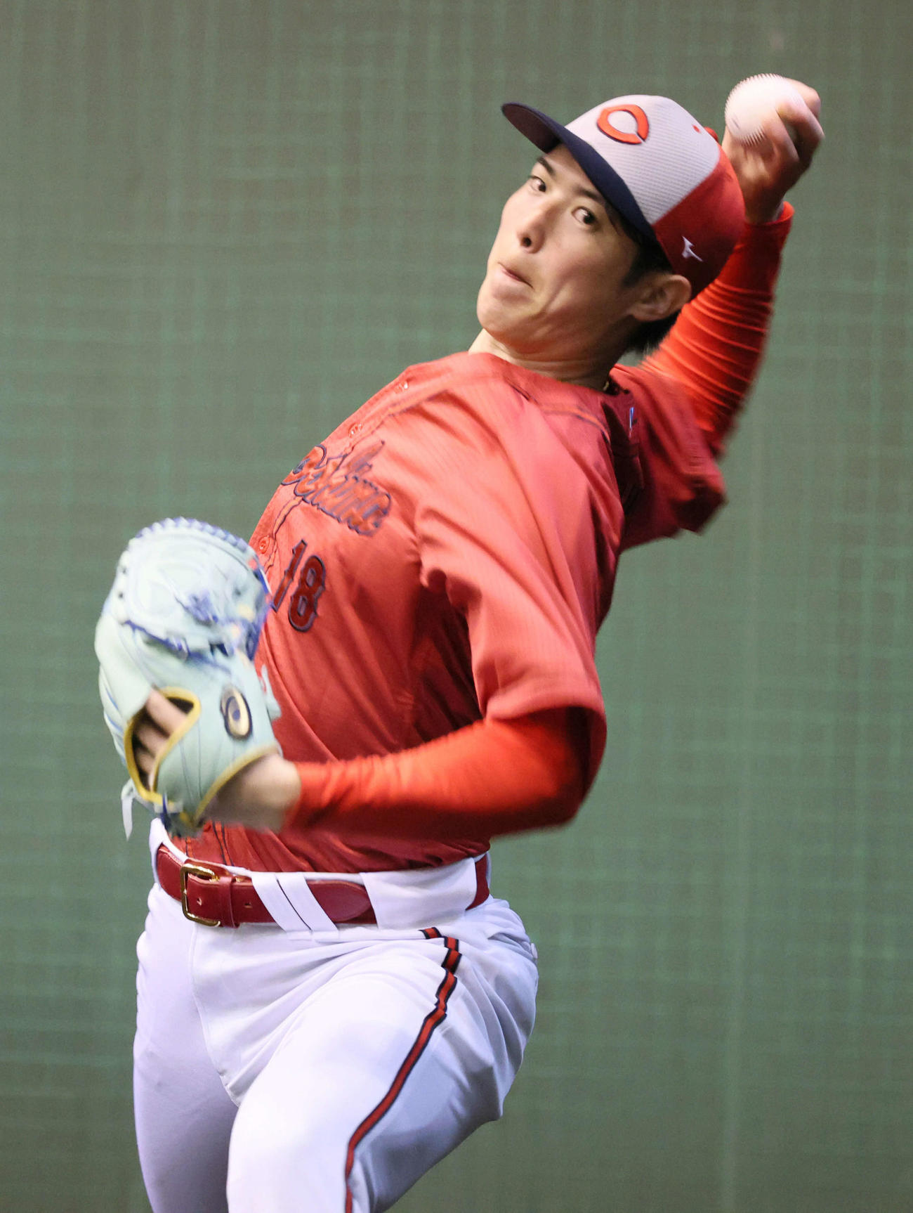 ブルペンで投げる広島森下（撮影・加藤孝規）