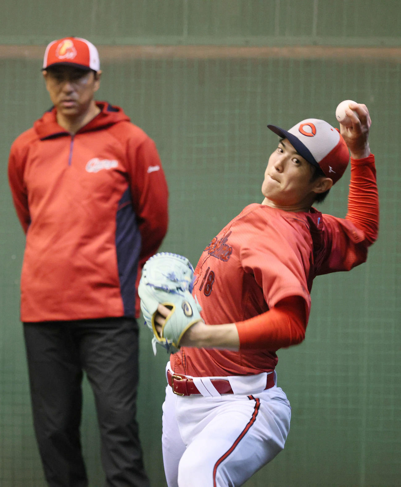 ブルペンで投げる広島森下。左は見守る黒田球団アドバイザー（撮影・加藤孝規）