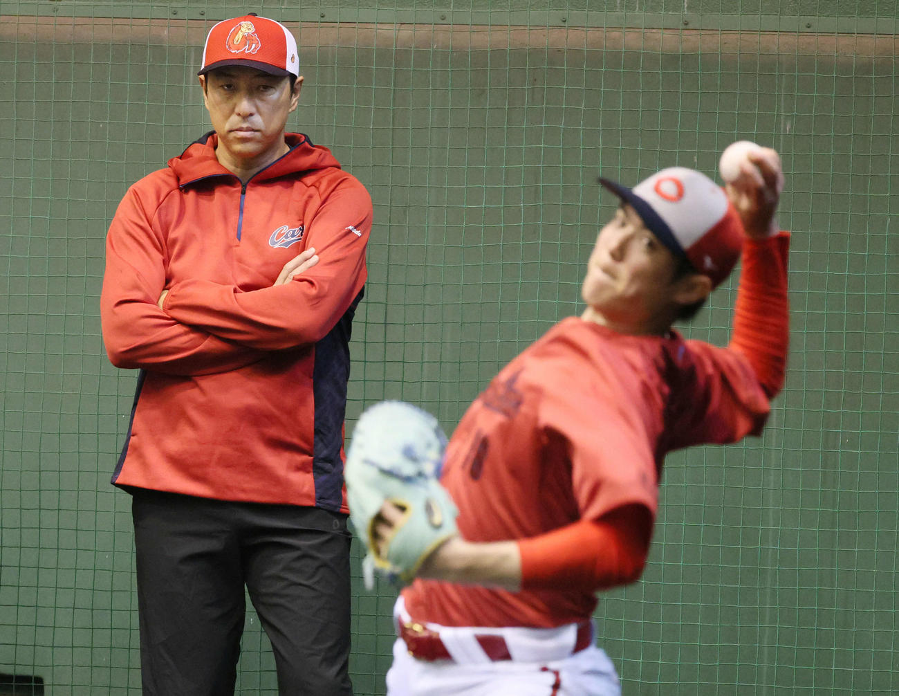 ブルペンで投げる広島森下を見守る黒田球団アドバイザー（左）（撮影・加藤孝規）