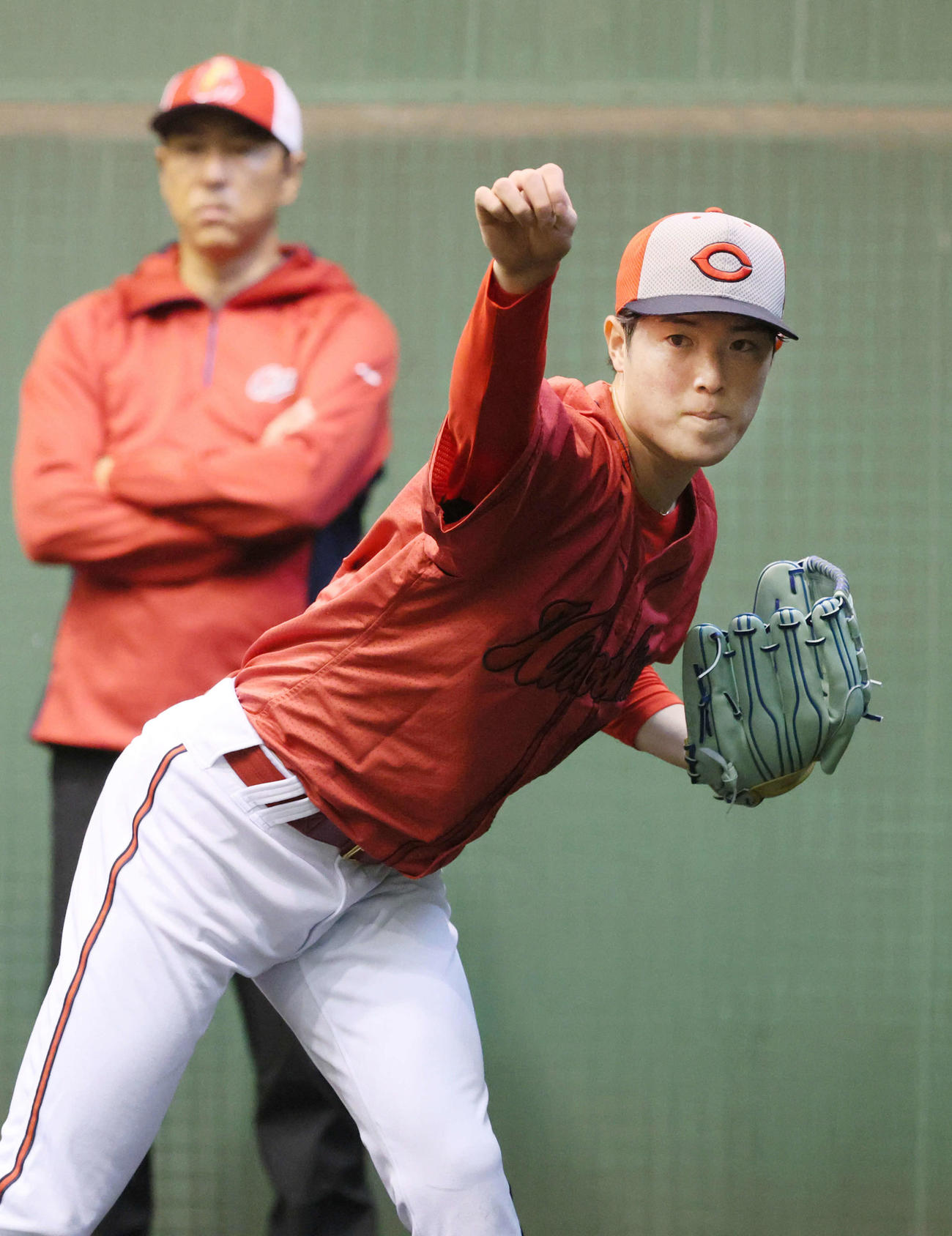 ブルペンで投げる広島森下。左は見守る黒田球団アドバイザー（撮影・加藤孝規）