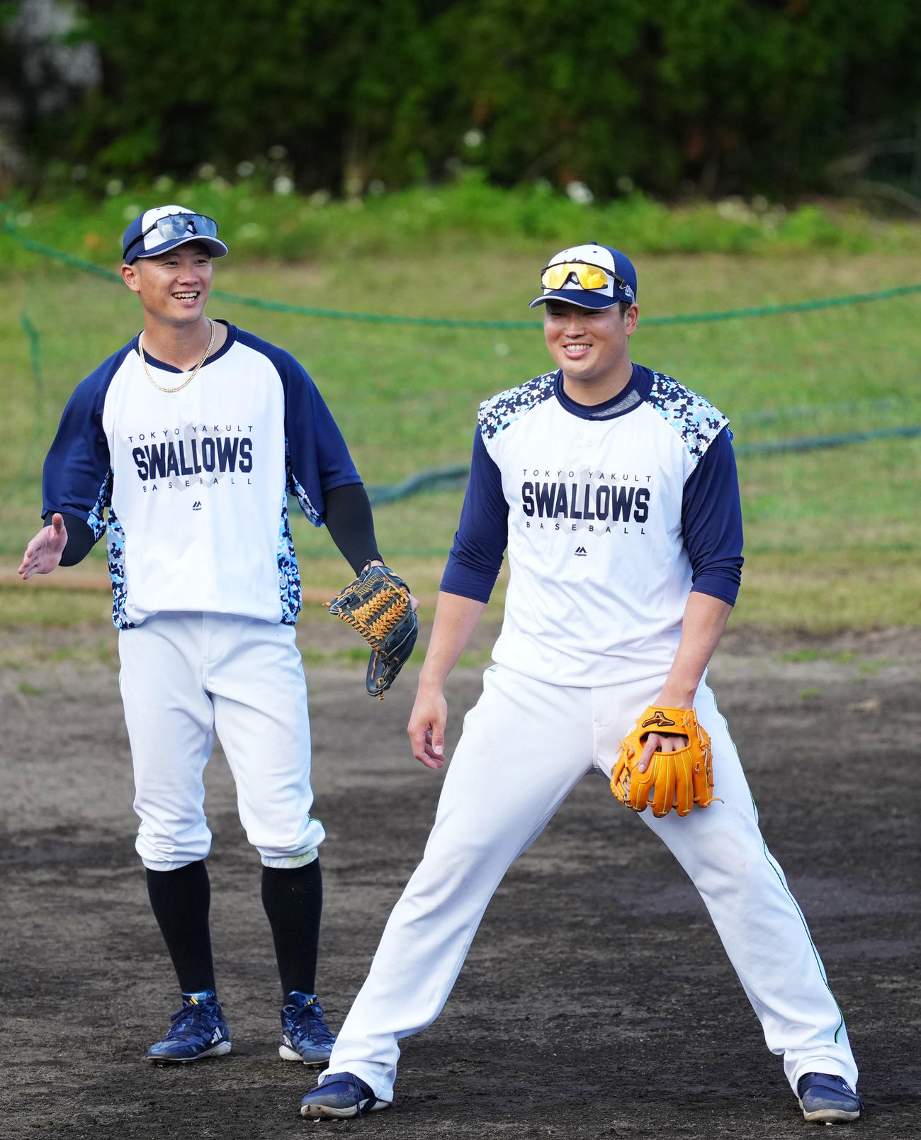 誕生日を迎えたヤクルト村上（右）を祝福する西川（撮影・横山健太）
