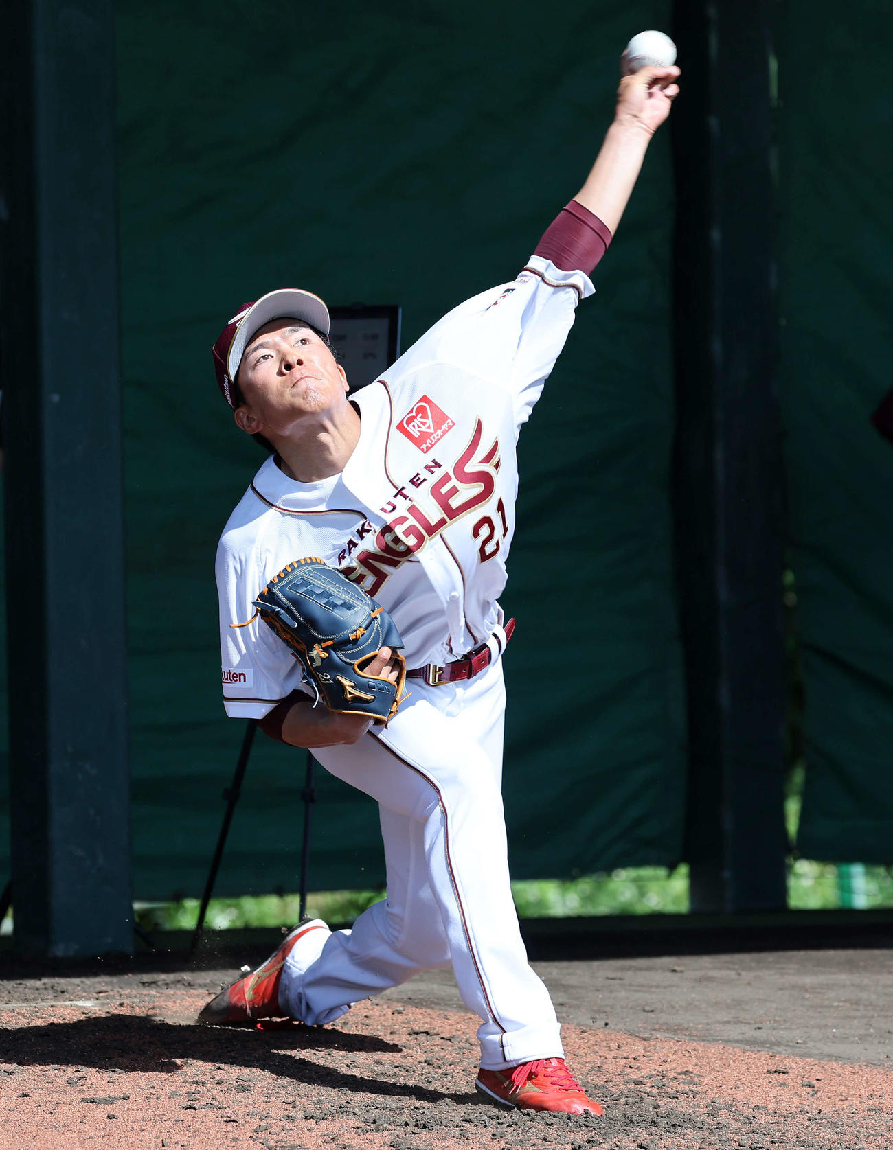 ブルペンで投げ込む早川（撮影・鈴木正人）