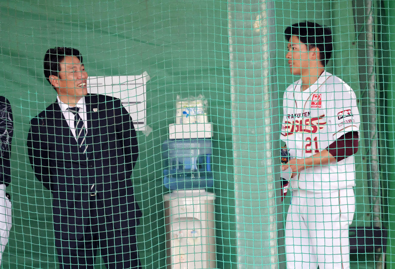 井端監督（左）と談笑する早川