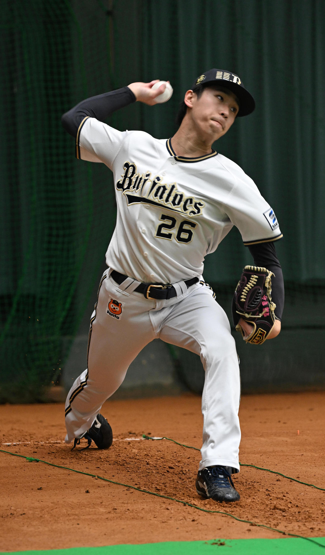 ブルペン投球するオリックス斎藤（撮影・和賀正仁）