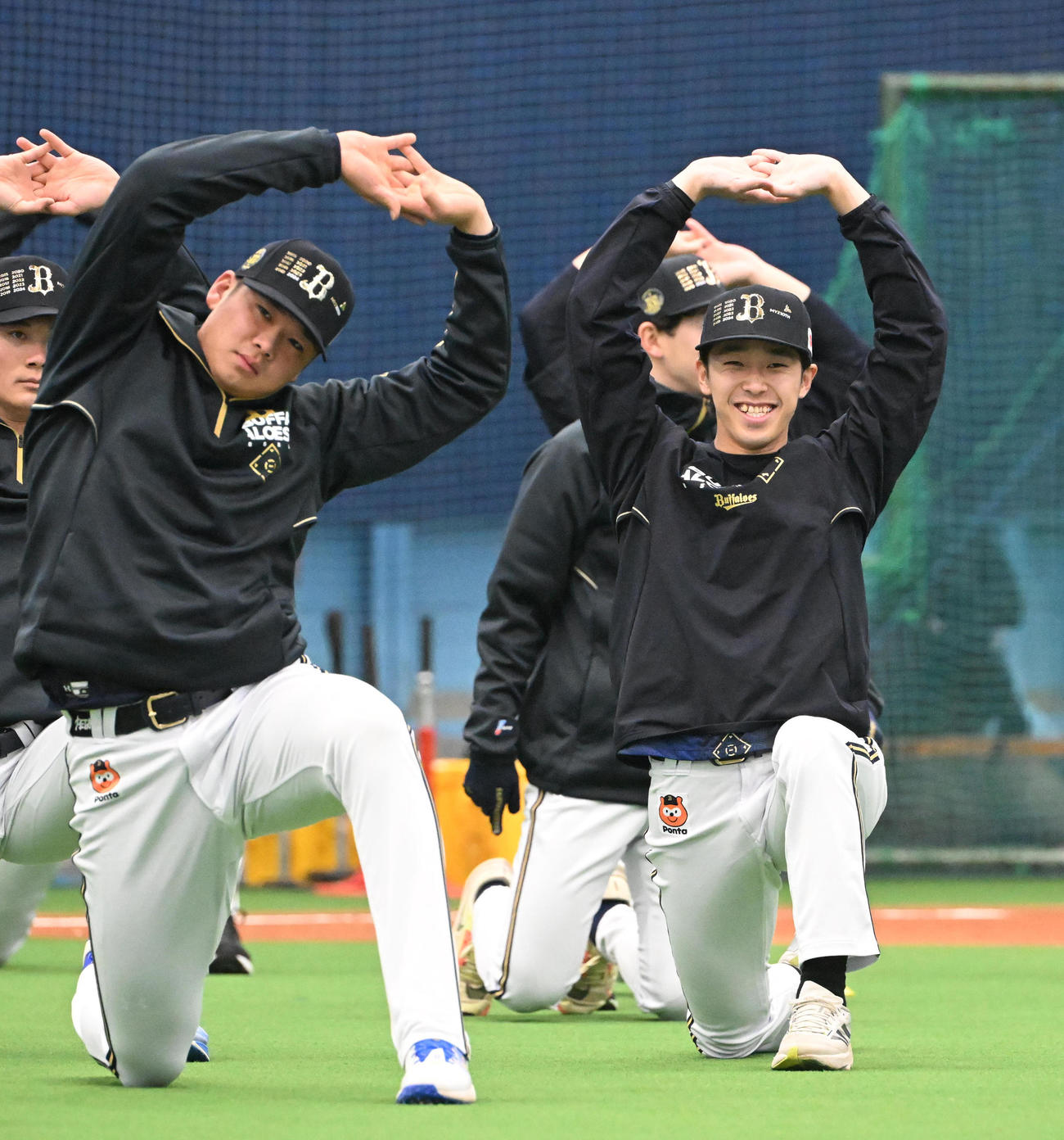 笑顔でウオームアップするオリックス斎藤（右）と山下（撮影・和賀正仁）