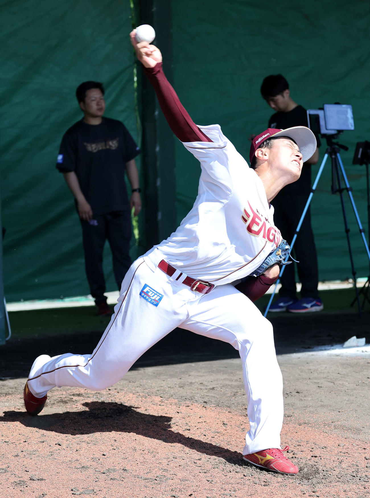 ブルペン投球する楽天渡辺翔（撮影・鈴木正人）