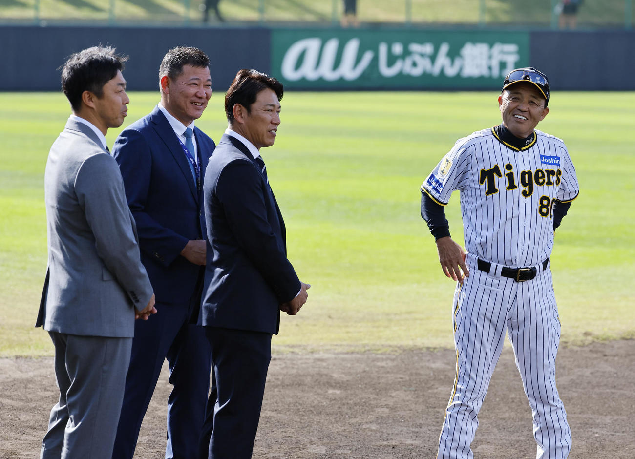 福留氏（左から2人目）と視察に訪れた侍ジャパン井端監督（左から3人目）らと談笑する岡田監督（右端）（撮影・藤尾明華）