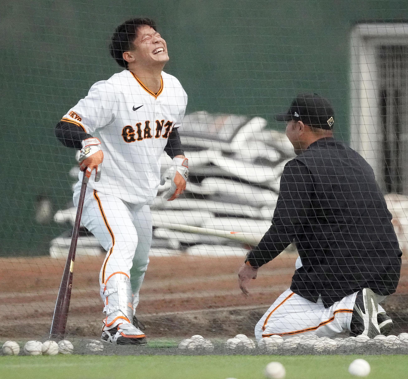 打撃練習で阿部監督（右）から直接指導を受け、苦悶（くもん）の表情を浮かべる巨人佐々木（撮影・鈴木みどり）
