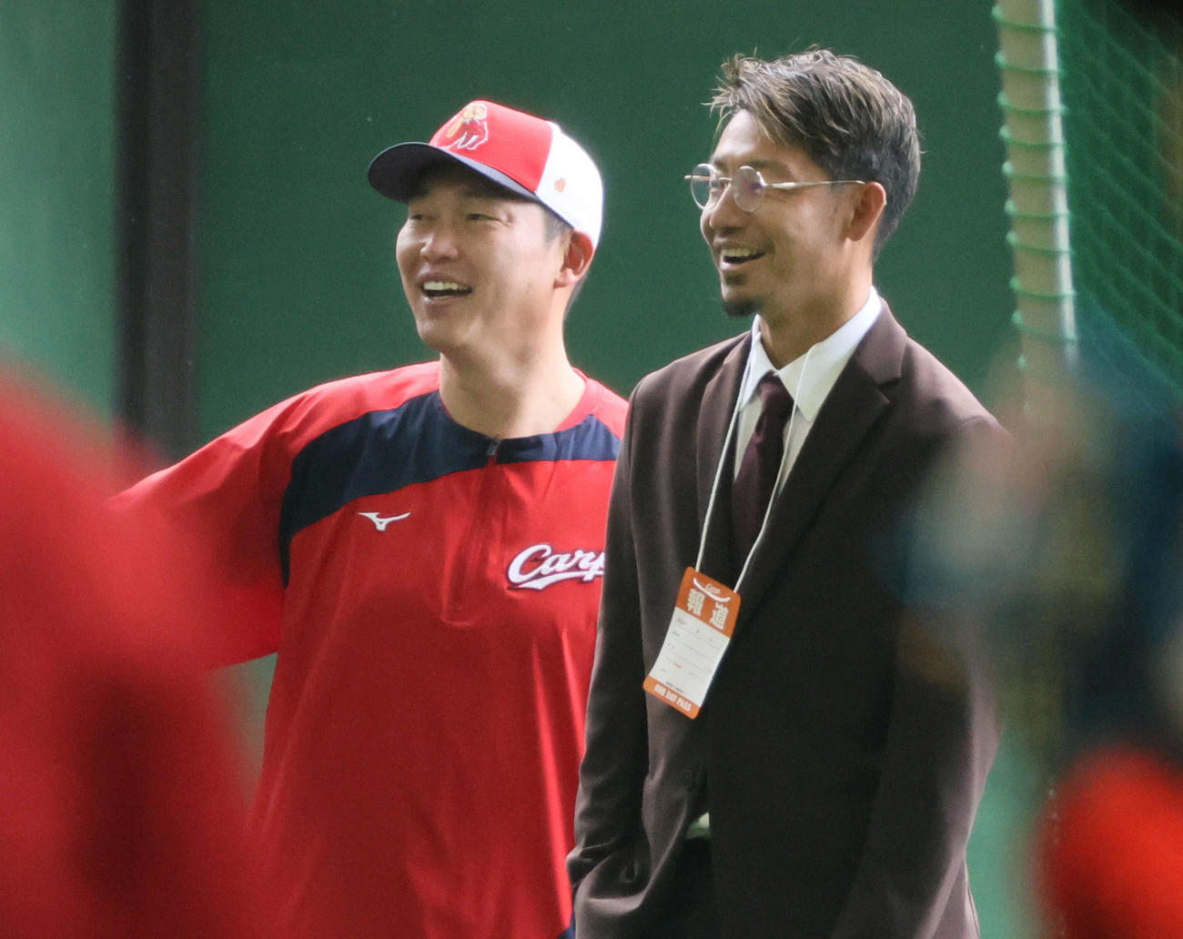 練習を見る広島新井監督（左）と本紙評論家の鳥谷敬氏（撮影・加藤孝規）