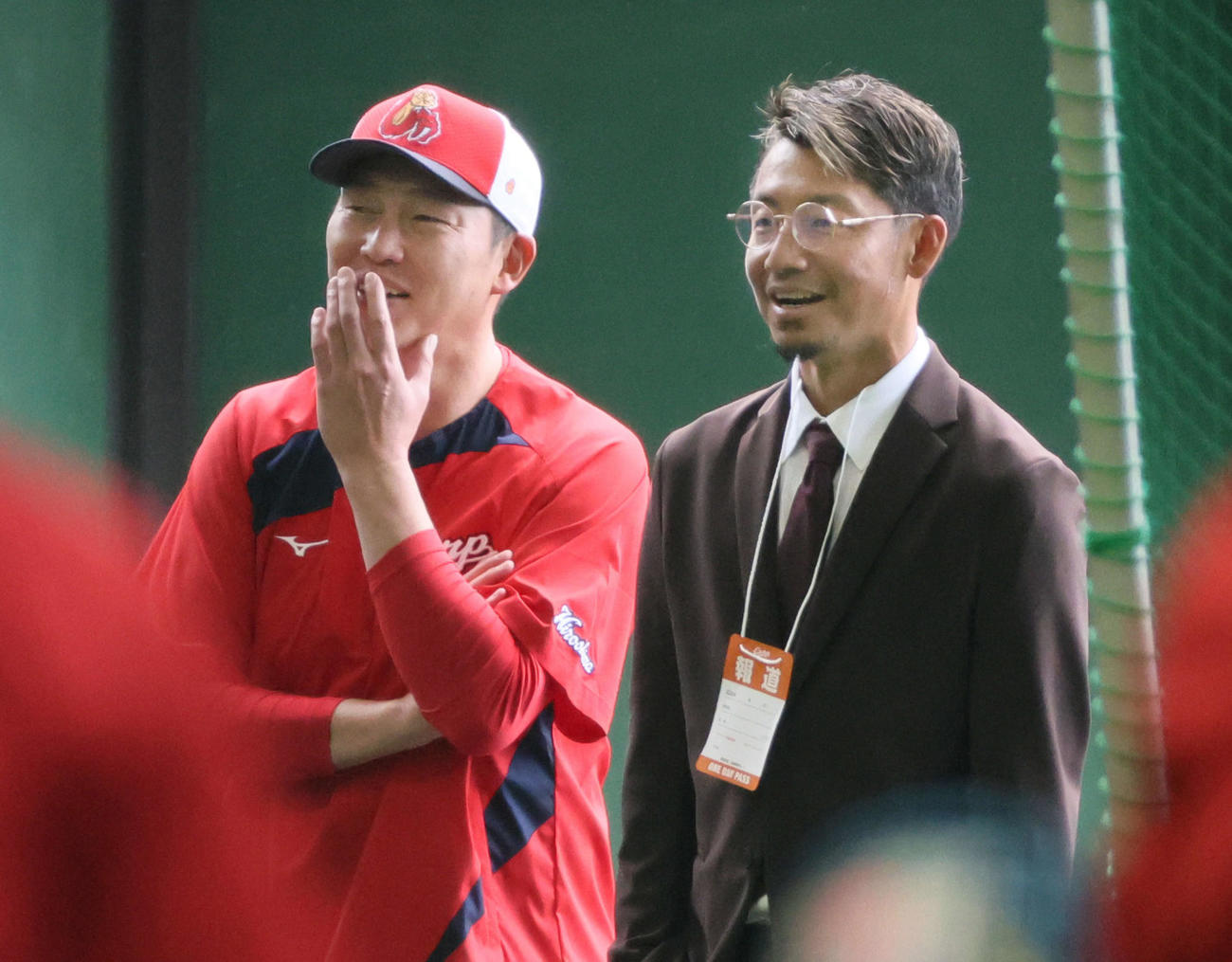練習を見る広島新井監督（左）と本紙評論家の鳥谷敬氏（撮影・加藤孝規）