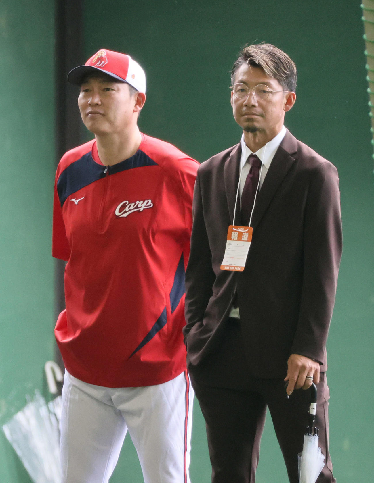 練習を見る広島新井監督（左）と本紙評論家の鳥谷敬氏（撮影・加藤孝規）