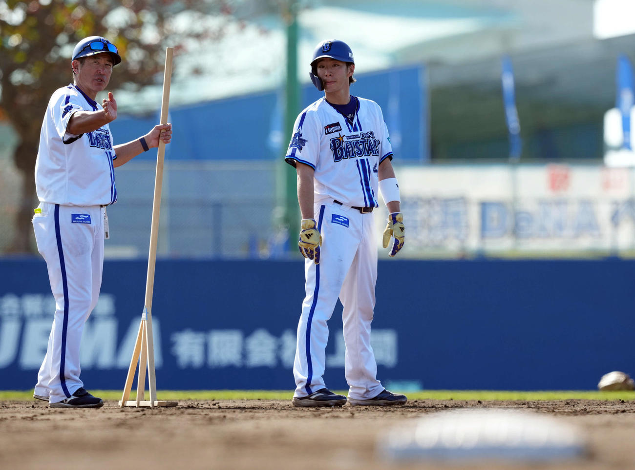 石井コーチ（左）の指導を受けるDeNA度会（撮影・たえ見朱実）