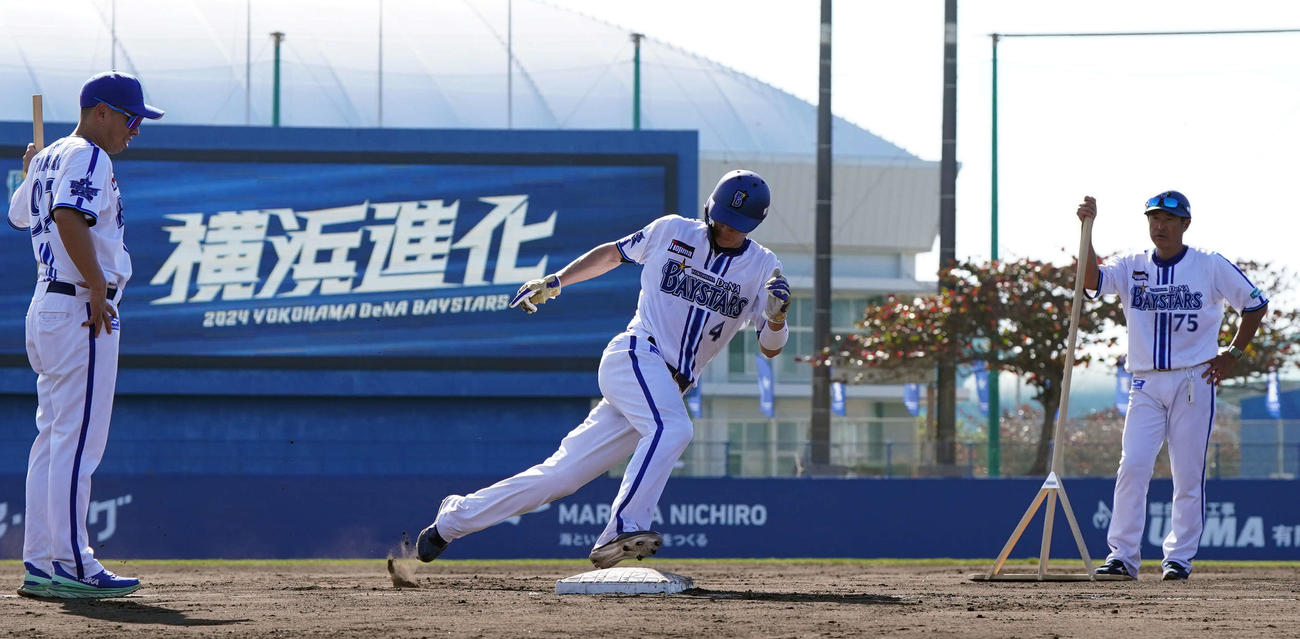 左から田中コーチ、1人おいて石井コーチの指導を受け走塁の確認をするDeNA度会（撮影・たえ見朱実）