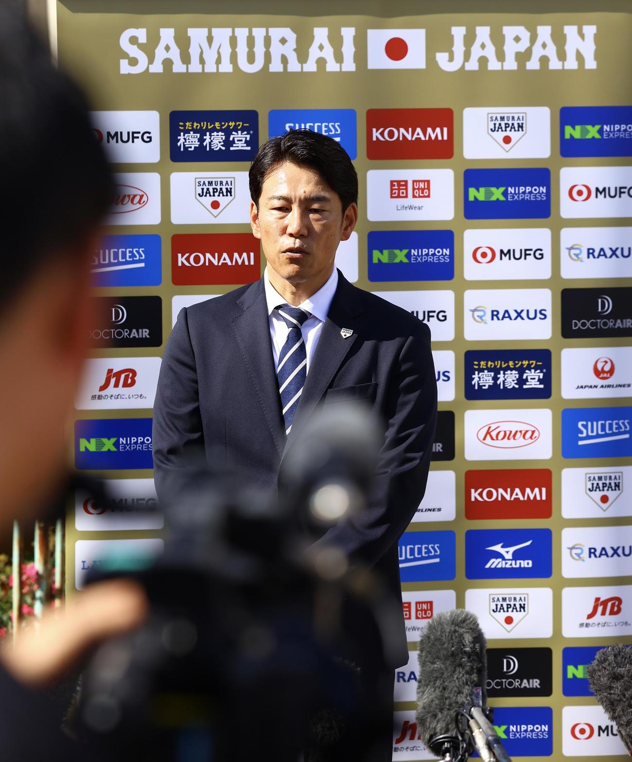 阪神春季キャンプの視察に訪れ、取材に応じる侍ジャパン井端弘和監督（撮影・藤尾明華）