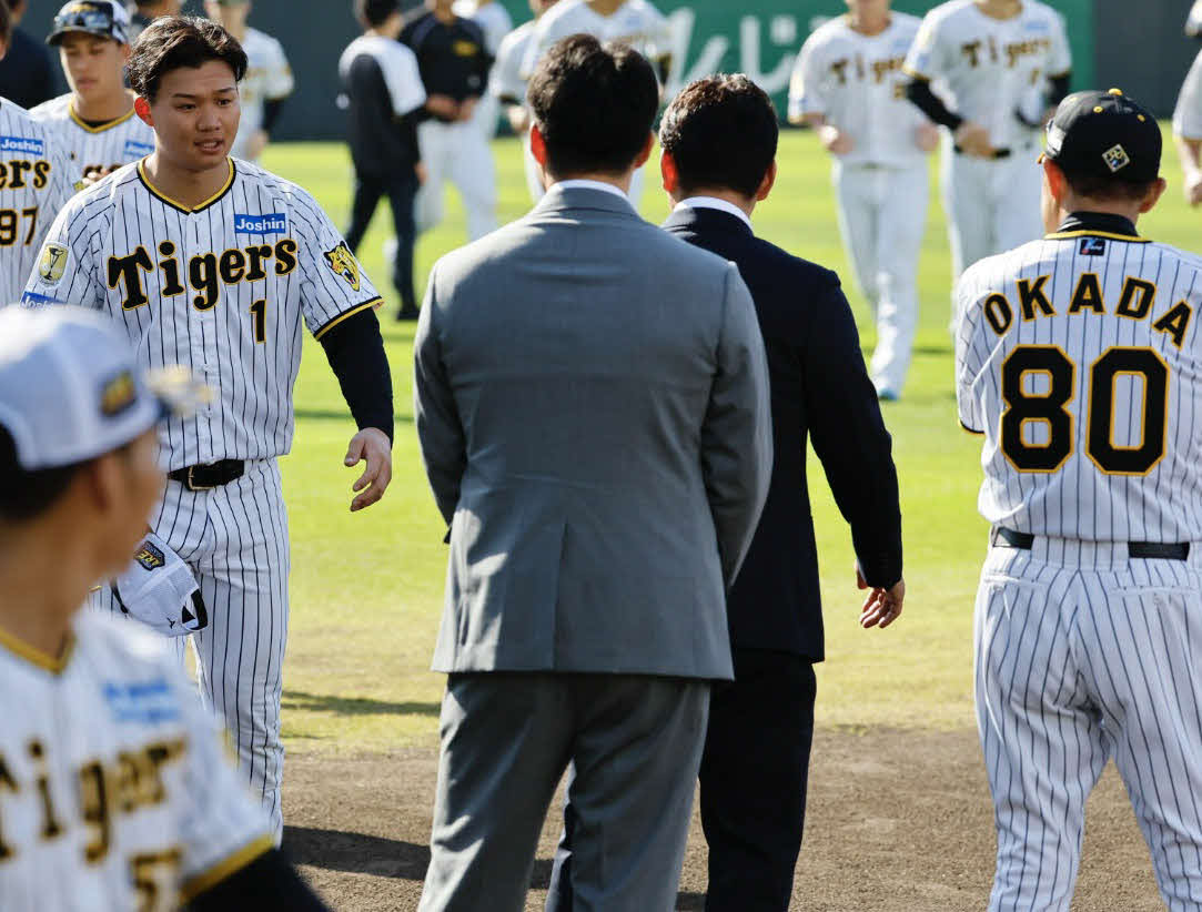 阪神春季キャンプの視察に訪れた侍ジャパン井端弘和監督（右から2人目）と吉見投手コーチにあいさつする森下翔太（左から3人目）（撮影・藤尾明華）