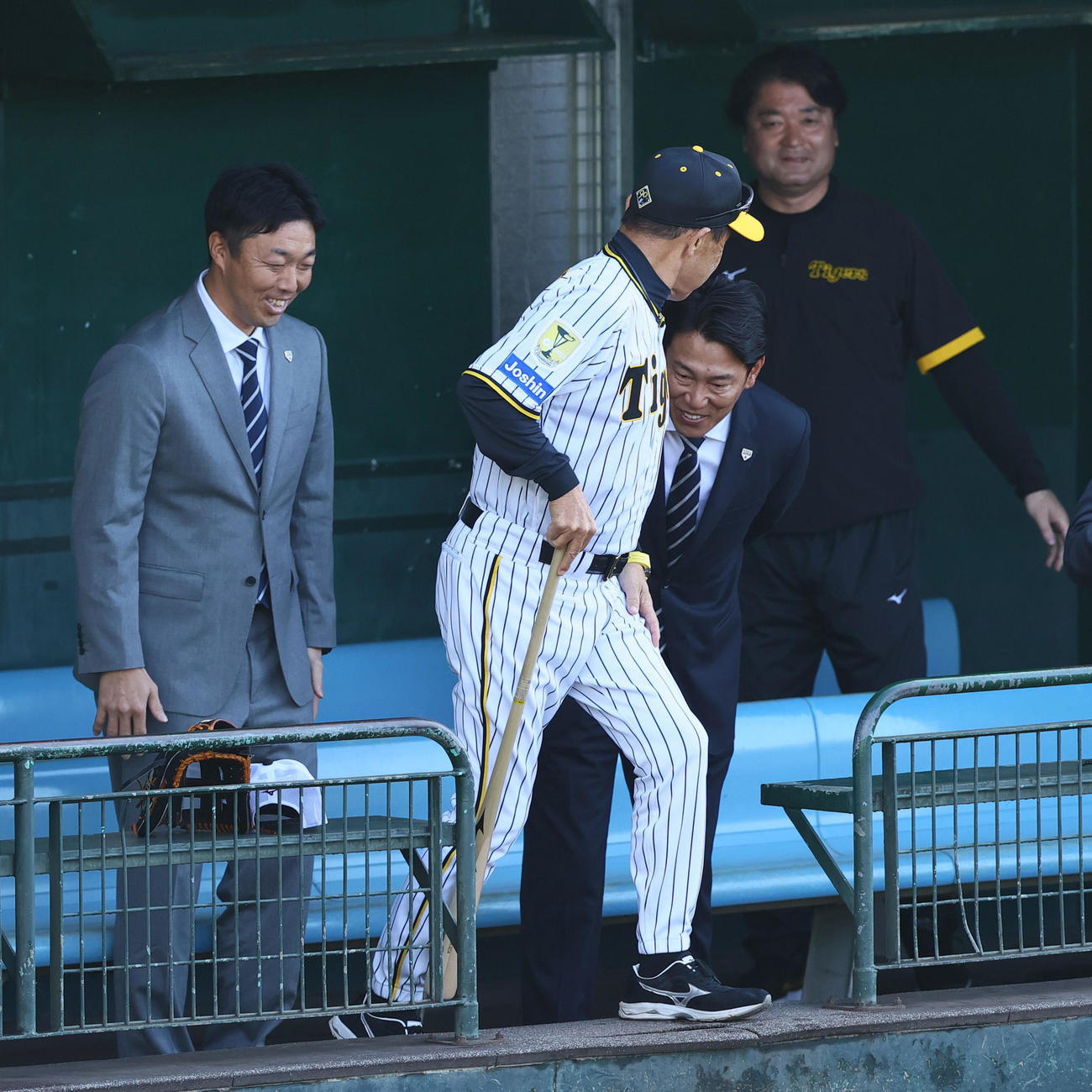 阪神岡田監督（手前）にあいさつする侍ジャパン井端監督（右から2人目）と吉見投手コーチ（左）（撮影・上山淳一）