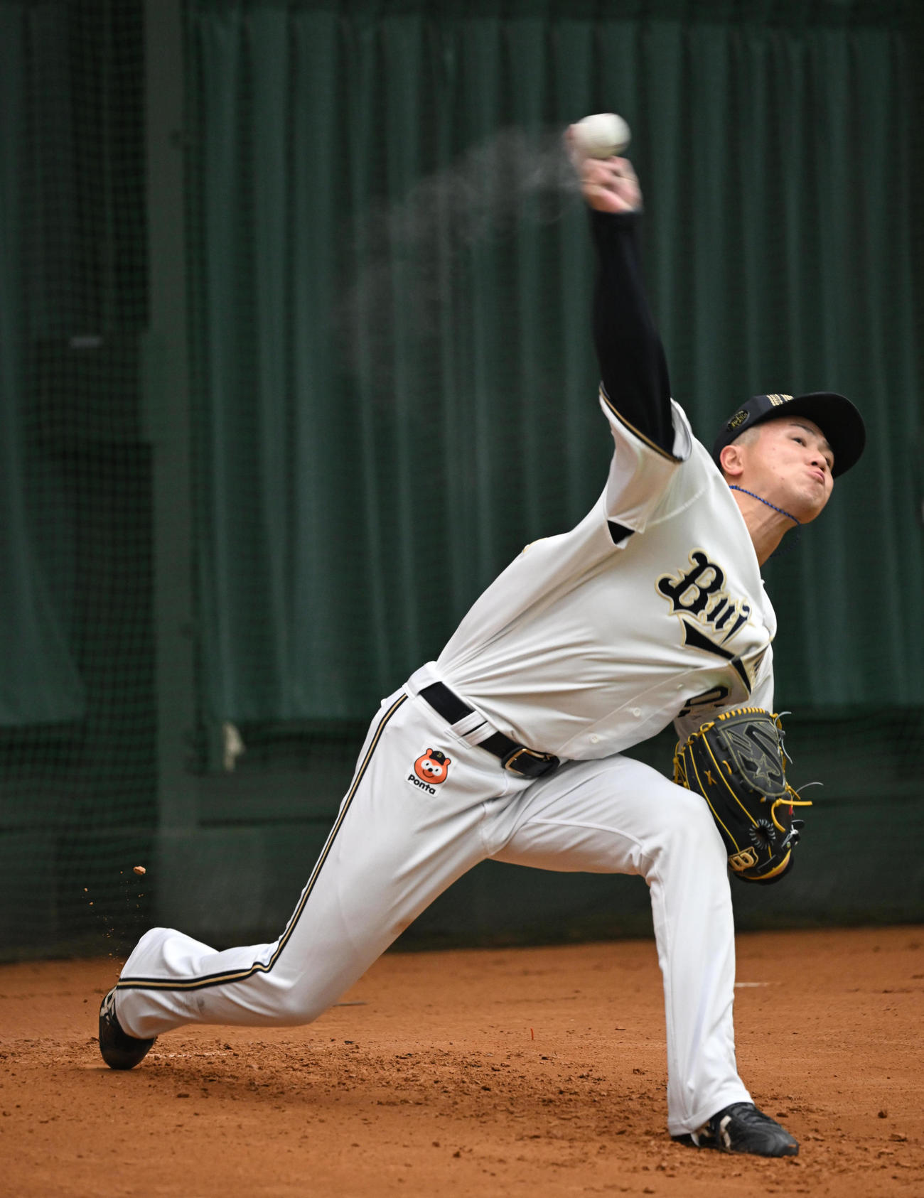 初日からブルペンに入り投げ込むオリックス才木（撮影・和賀正仁）