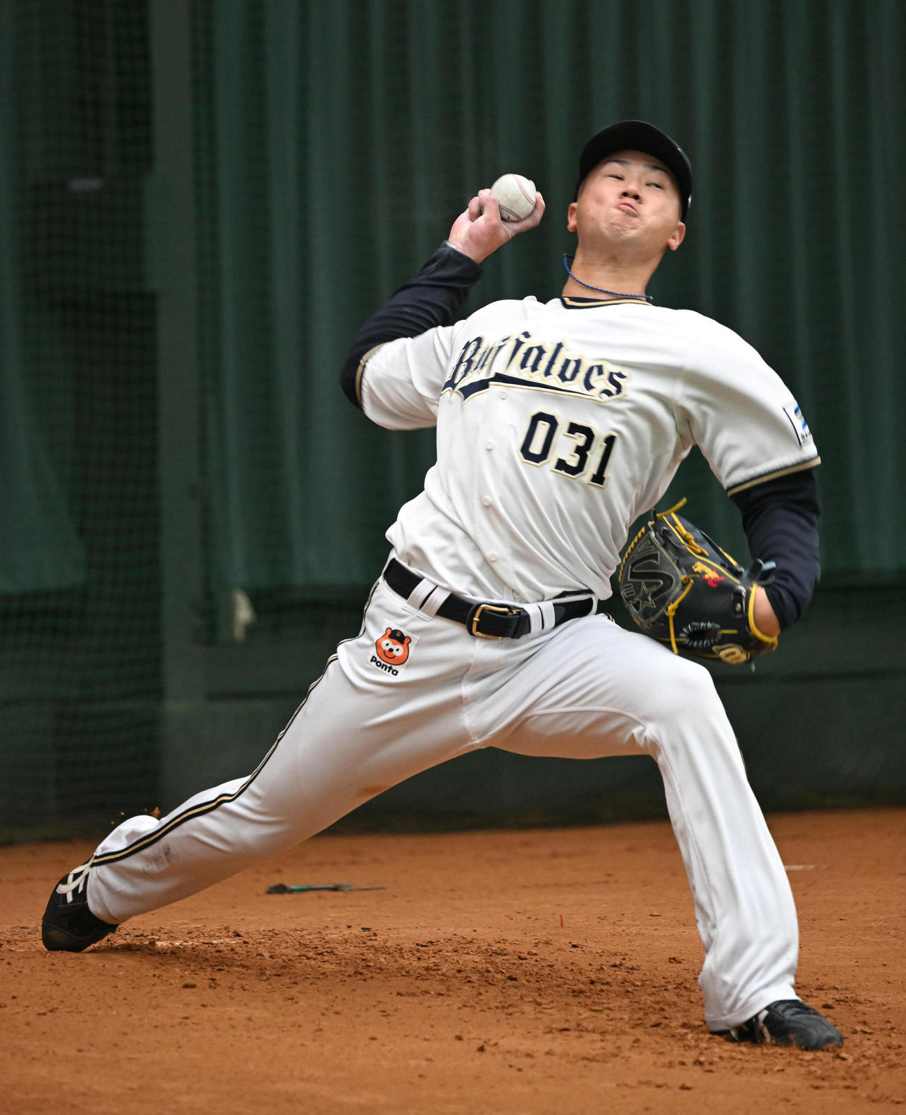 ブルペンで投げ込むオリックス才木（撮影・和賀正仁）