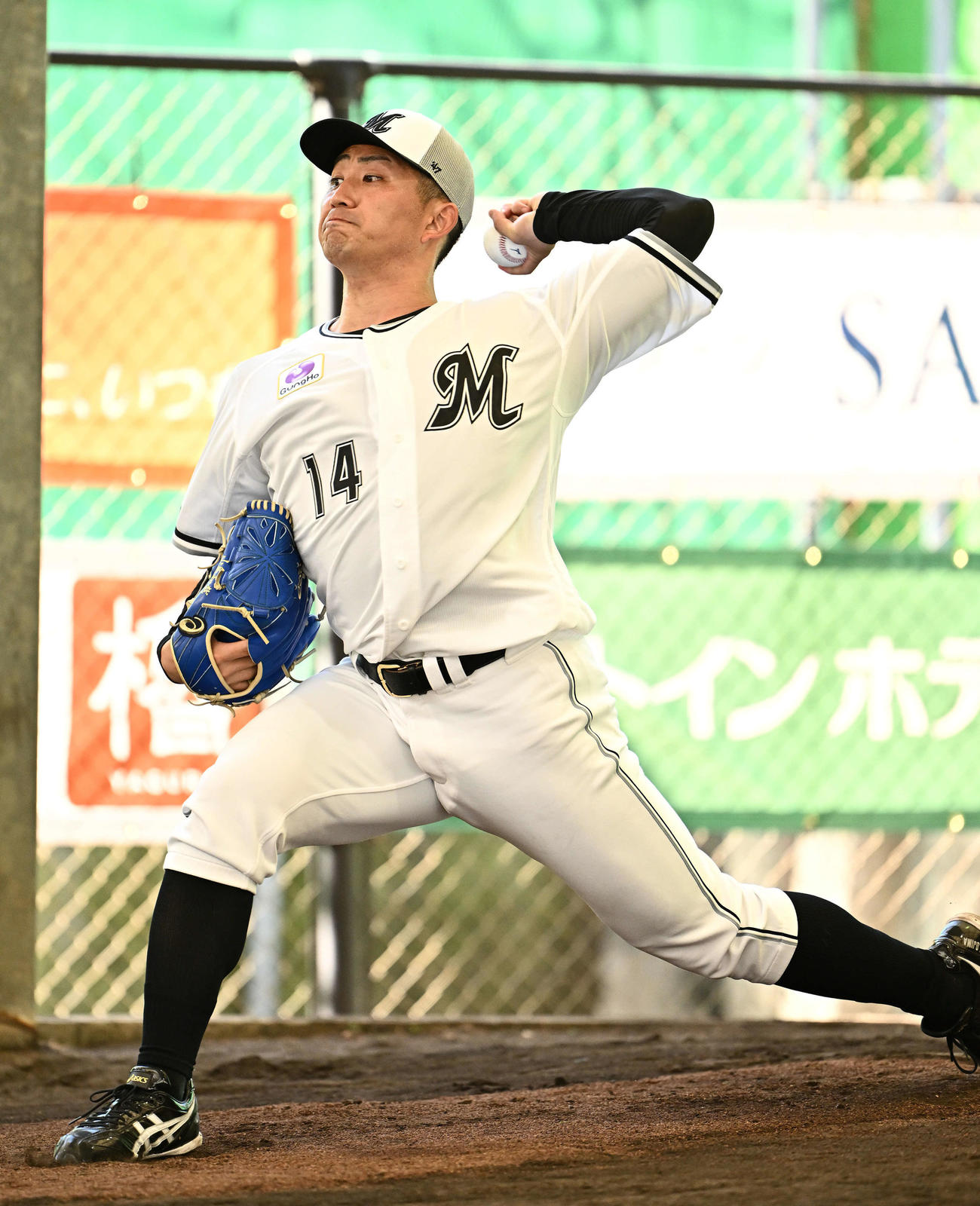ブルペンで投球練習をするロッテ小島（撮影・滝沢徹郎）