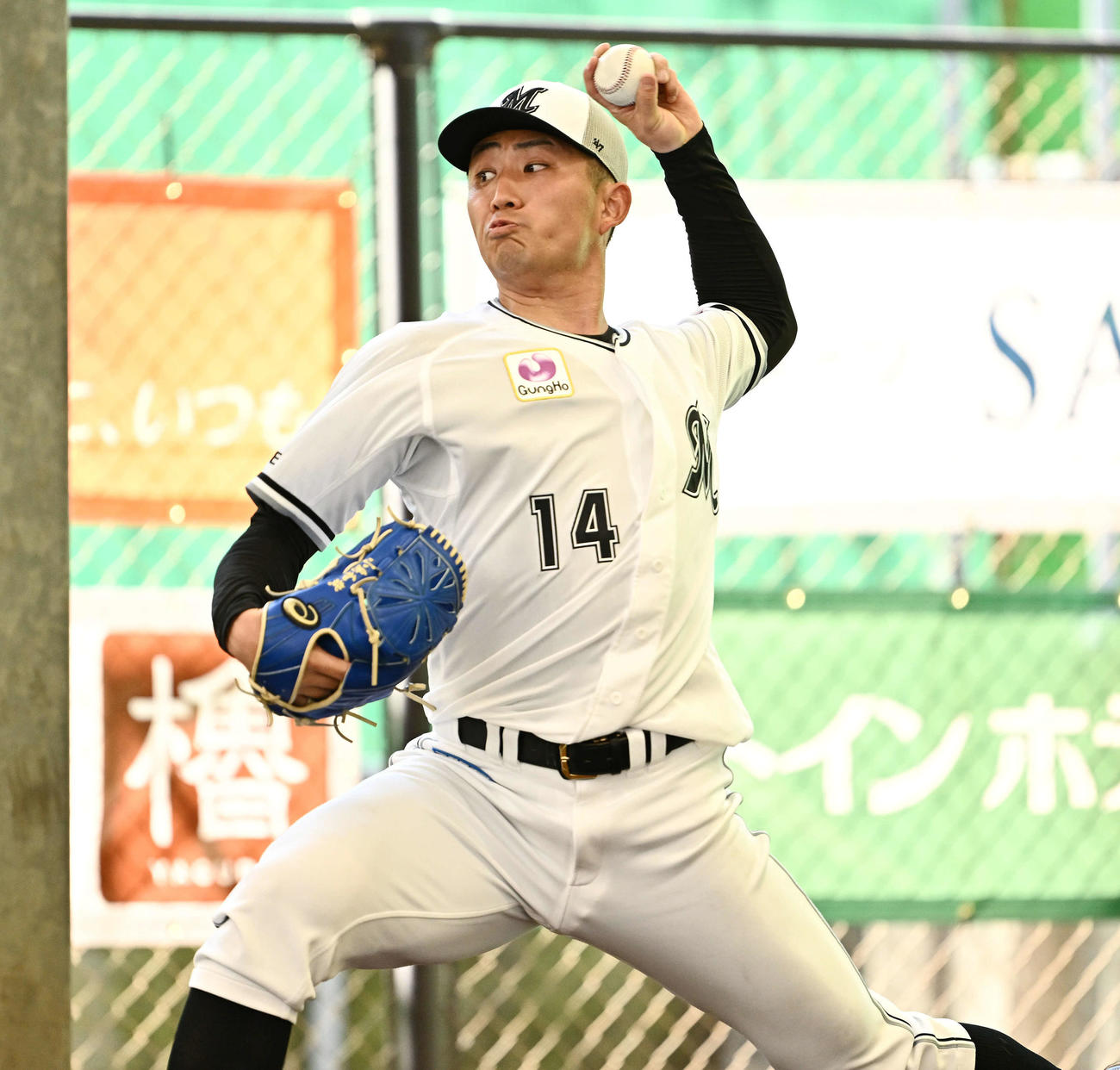 ブルペンで投球練習をするロッテ小島（撮影・滝沢徹郎）
