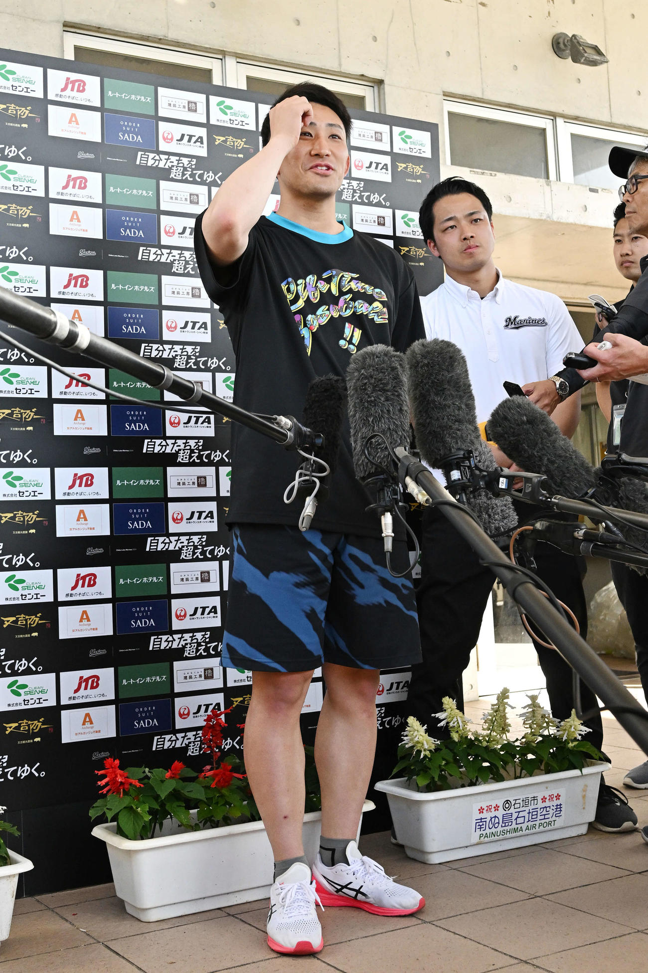囲み取材に応じるロッテ小島（撮影・滝沢徹郎）