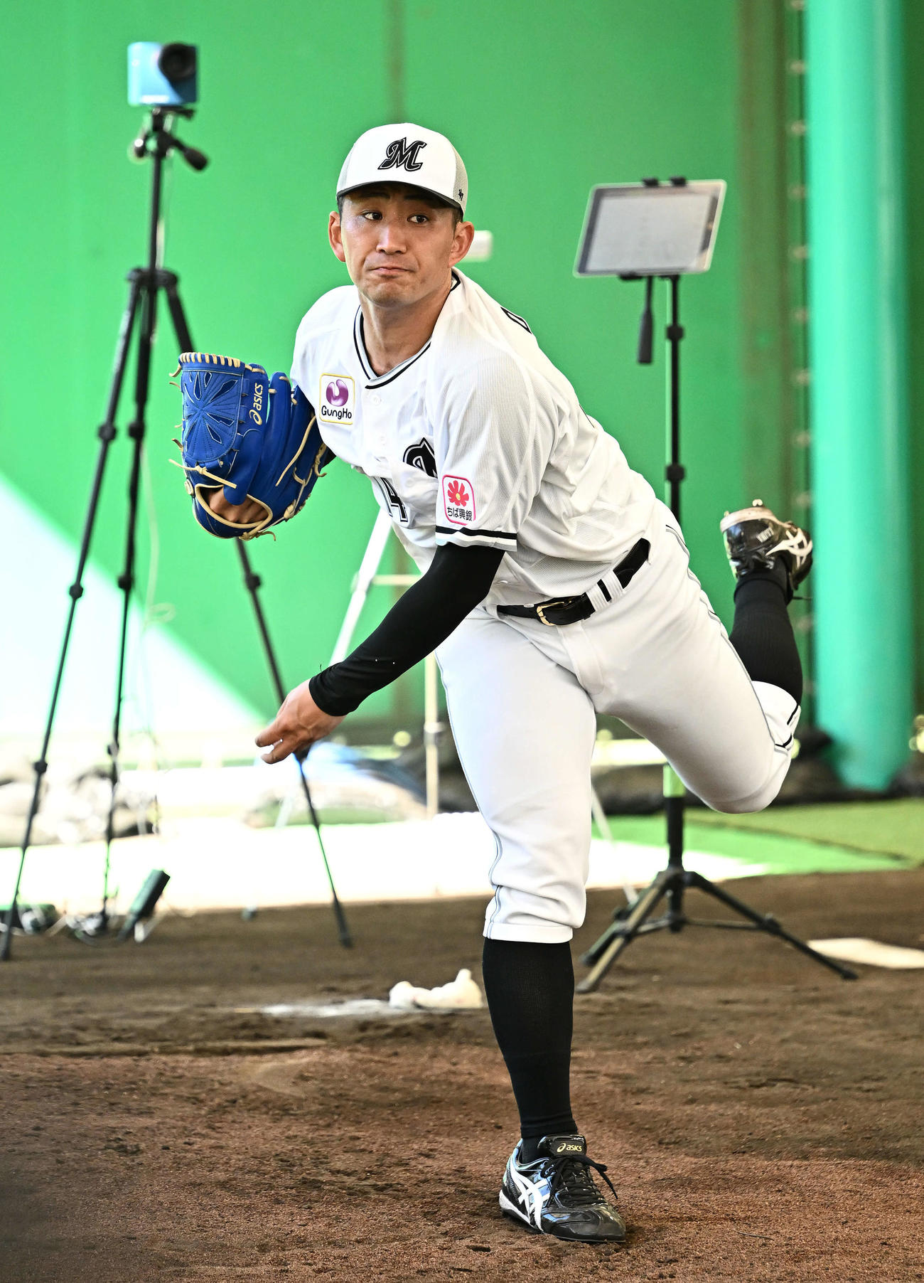 ブルペンで投球練習をするロッテ小島（撮影・滝沢徹郎）