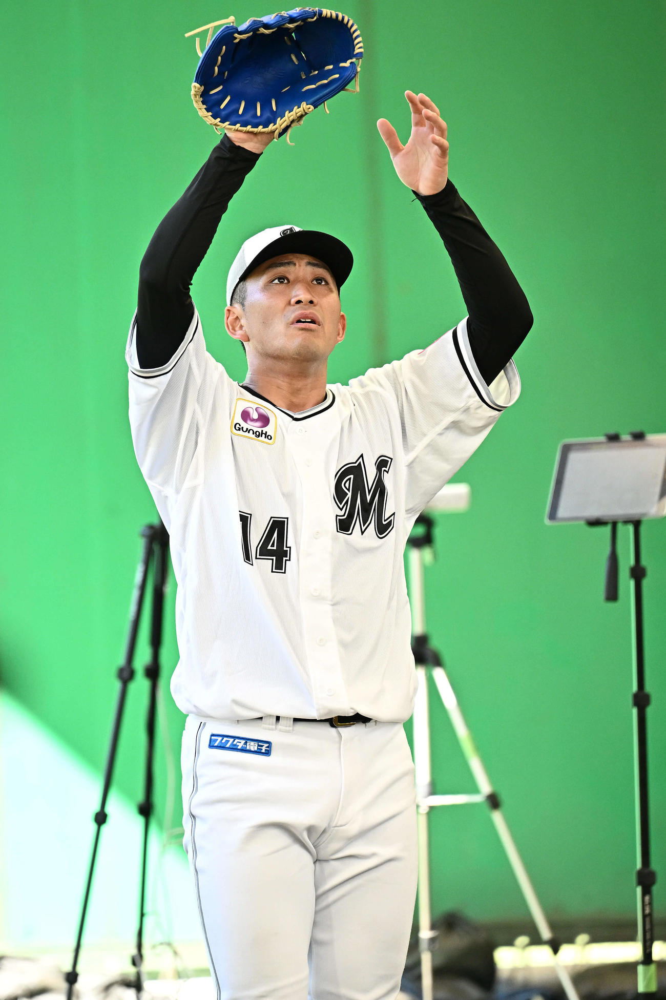 ブルペンで投球練習をするロッテ小島（撮影・滝沢徹郎）